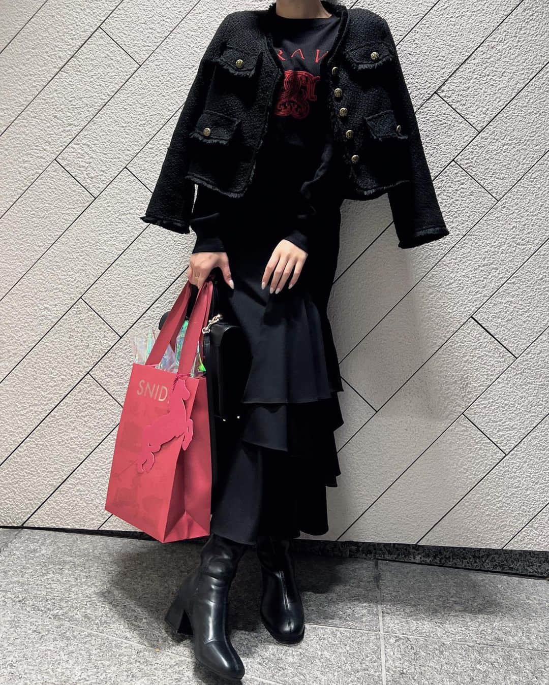 Nanamiさんのインスタグラム写真 - (NanamiInstagram)「. いつかの真っ黒🐦‍⬛🍎  outer @trifle_official  tops.skirt @snidel_official  bag @cafune.official  boots @dianashoespress  #snidel#ootd#cafune#きれいめコーデ#オールブラック」12月1日 17時54分 - nana27chan