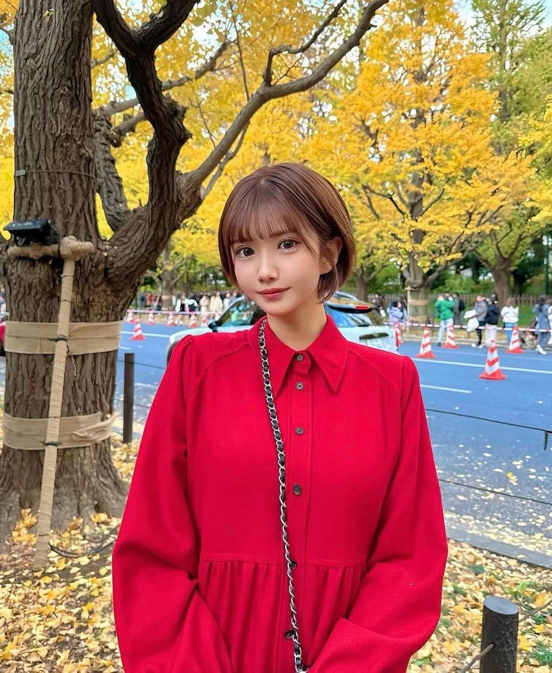 美女美容事情のインスタグラム：「《銀杏並木で❤️💛🍁》 *⁠ リポストを使って素敵な美女の投稿を紹介させて頂く【ビジョビ💄美女美容事情💅】のコーナーです✨ *⁠ 今回ご紹介させて頂きますのは!!👀❤︎⁠⠀ HIMEKAさん< @hmk_queen >の素敵なお写真📸 *⁠⠀⁠⠀⁠⠀⁠⠀ ショートヘアも似合っていて可愛いですね💖圧巻の美しさで銀杏並木と赤コーデが映えまくってます💛❤️🍁😍 *⠀⁠⠀⁠⠀⁠⠀⁠⠀ HIMEKAさん< @hmk_queen > ⁠⠀⁠⠀⁠⠀⁠⠀ 素敵な投稿ありがとうございました☺️📸✨ *⠀⁠⠀⁠⠀⁠⠀⁠⠀ HIMEKAさんのアカウントには他にも素晴らしい投稿が沢山ありますので是非覗いてみてくださいね💁‍♀️💙⁠⠀⁠⠀⁠⠀⁠⠀ *⠀⁠⠀⁠⠀⁠⠀⁠⠀ △▼△▼△▼△▼△▼△▼△▼△▼△▼ ⁠⠀⁠⠀⁠⠀ ❤🧡💛「美女美容事情」💚💙💜⠀⠀⠀⠀⠀⠀⠀⠀⠀⠀⠀⠀⠀⠀⁠⠀⁠⠀⁠⠀⁠⠀⁠⠀ 👇掲載ご希望の方は👇⠀⠀⠀⠀⠀⠀⠀⠀⠀⠀⠀⠀⠀⠀⠀⁠⠀⁠⠀⁠⠀⁠⠀⁠⠀ @b_b_j.jタグ付けと🖤 #ビジョビ ⁠⠀ 🖤タグ付けお願いします✨⠀⠀⠀⠀⠀⠀⠀⠀⠀⠀⠀⠀⠀⠀⠀⁠⠀⁠⠀⁠⠀⁠⠀⁠⠀ △▼△▼△▼△▼△▼△▼△▼△▼△▼ ⁠⠀⁠ #ショートヘア #ショートヘア女子 #紅葉 #紅葉スポット #銀杏 #銀杏並木」