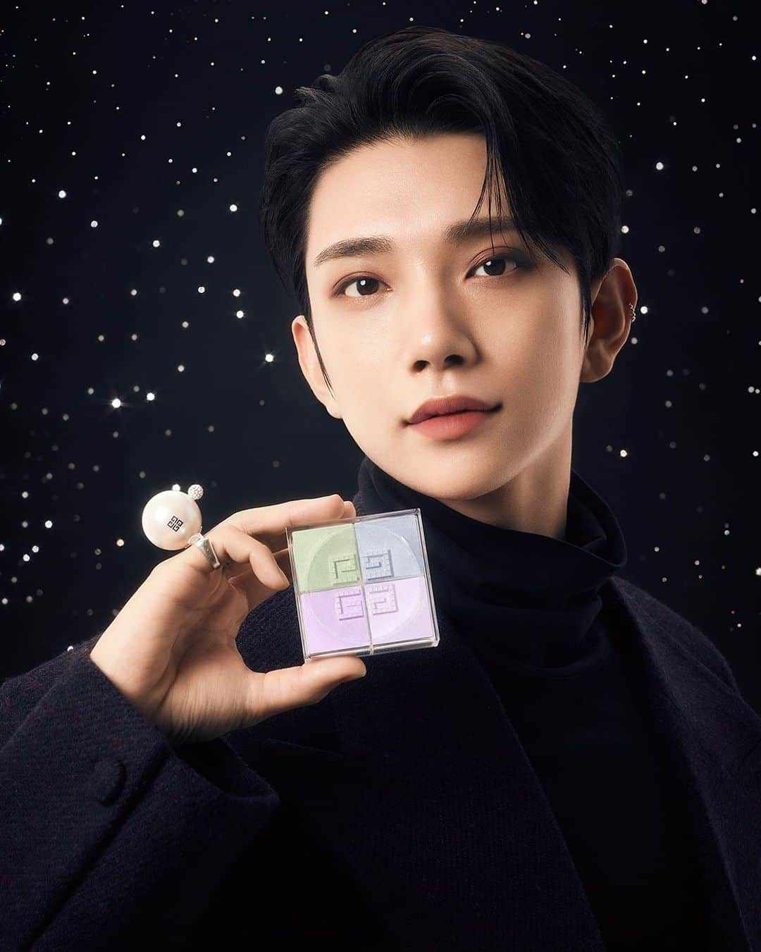 ジョシュアのインスタグラム：「Announcing new Givenchy Beauty Ambassador JOSHUA of SEVENTEEN.   “I am very happy and honored to have been chosen as an ambassador for Givenchy Beauty, a brand that I have always loved. I feel that Givenchy Beauty is a unique brand that has a classy yet witty side. I'm really looking forward to working with such a brand to express myself and the brand.”   JOSHUA is shown with iconic Prisme Libre Loose Powder in shade 01.   @joshu_acoustic @ellejapan Photographer : ARANG O   #GivenchyBeauty #PrismeLibre #GivenchyMakeup #JOSHUA #ジバンシイビューティー」