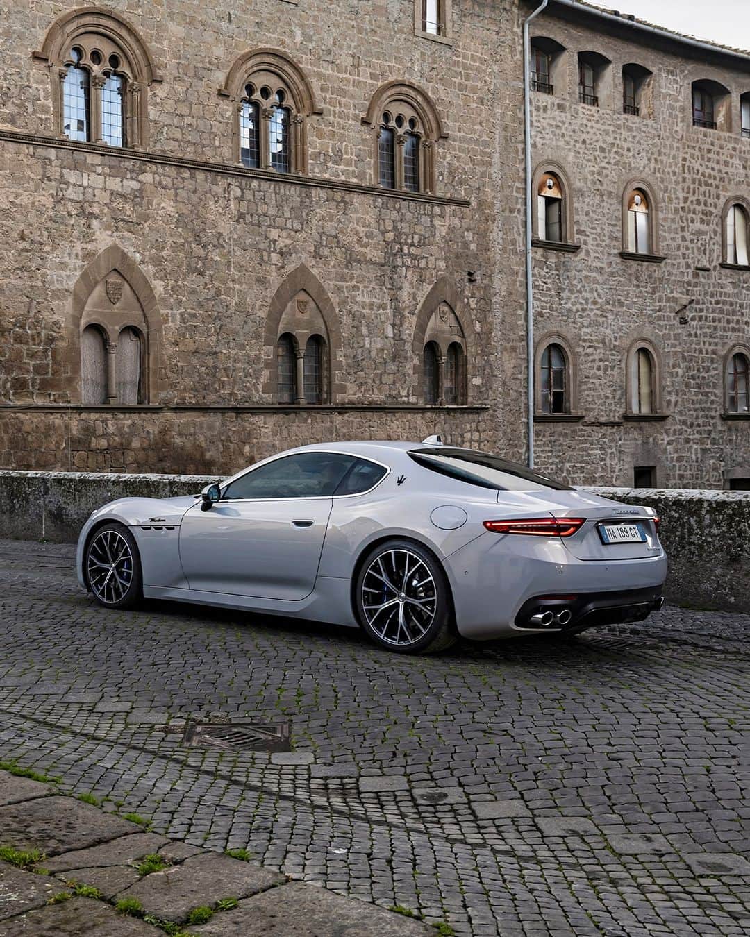 Maserati Japan | マセラティ ジャパンのインスタグラム：「グラントゥーリズモの世界に浸る。心も体もエモーションな世界へ。好奇心で創られたロードマップがあなたを未知の感覚へ導きます。  詳しくはこちら。 https://www.maserati.com/jp/ja/models/granturismo  #Maserati #マセラティ #MaseratiJapan #マセラティジャパン #GranTurismo #グラントゥーリズモ」