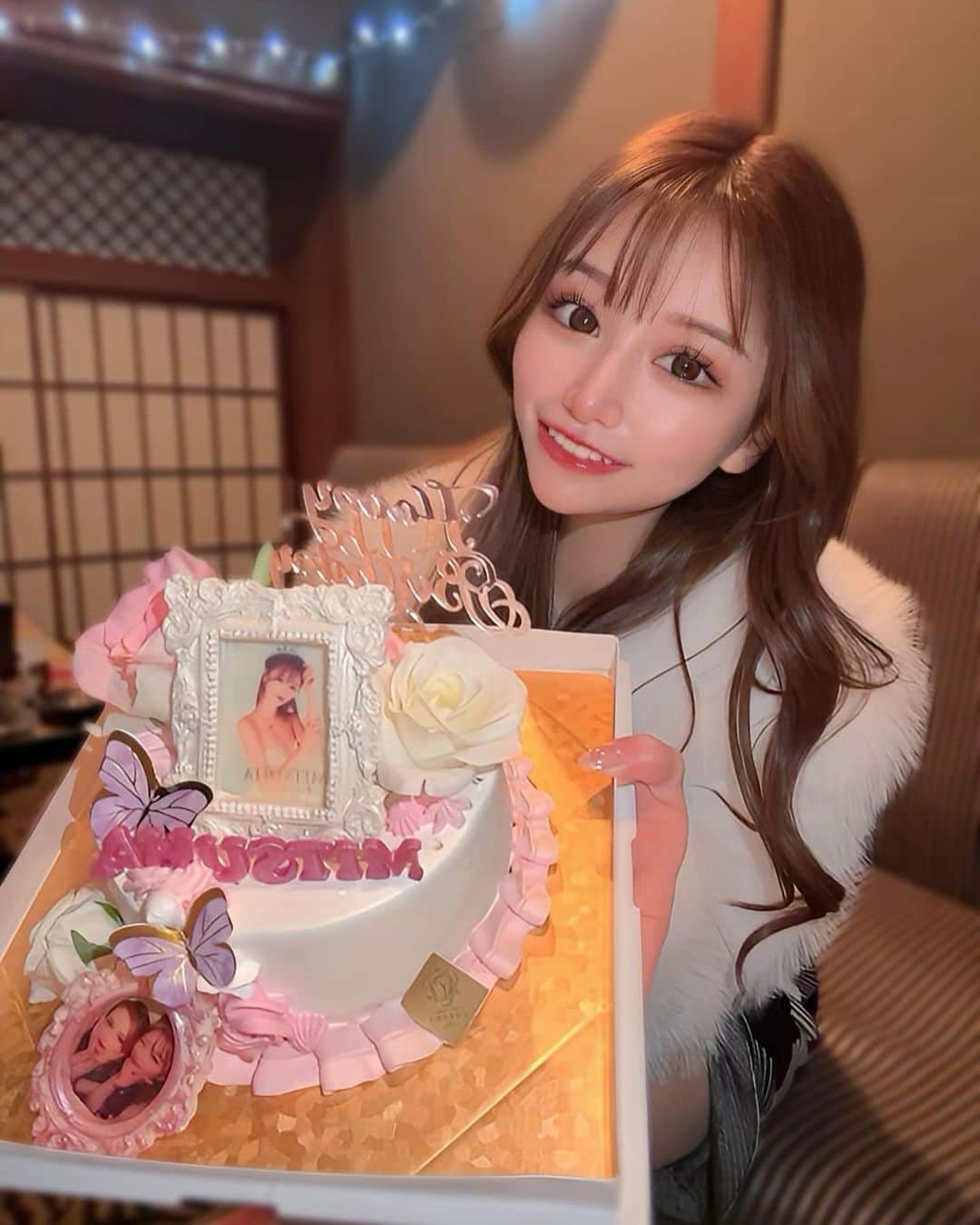みっちゃんのインスタグラム：「はるなさんが可愛いケーキ 準備してくれてたの🥹🥹🥹 お客様もみんな仲良しでお祝いしてくれて 嬉しかった✨️ 食べるの勿体なかった。。。  ありがとうございます🥲💓‪   #祇園 #祇園キャバクラ #キャバクラ #キャバ #京都  #大阪 #バースデーケーキ #ケーキ #バースデー #華小町 #カイザーグループ」
