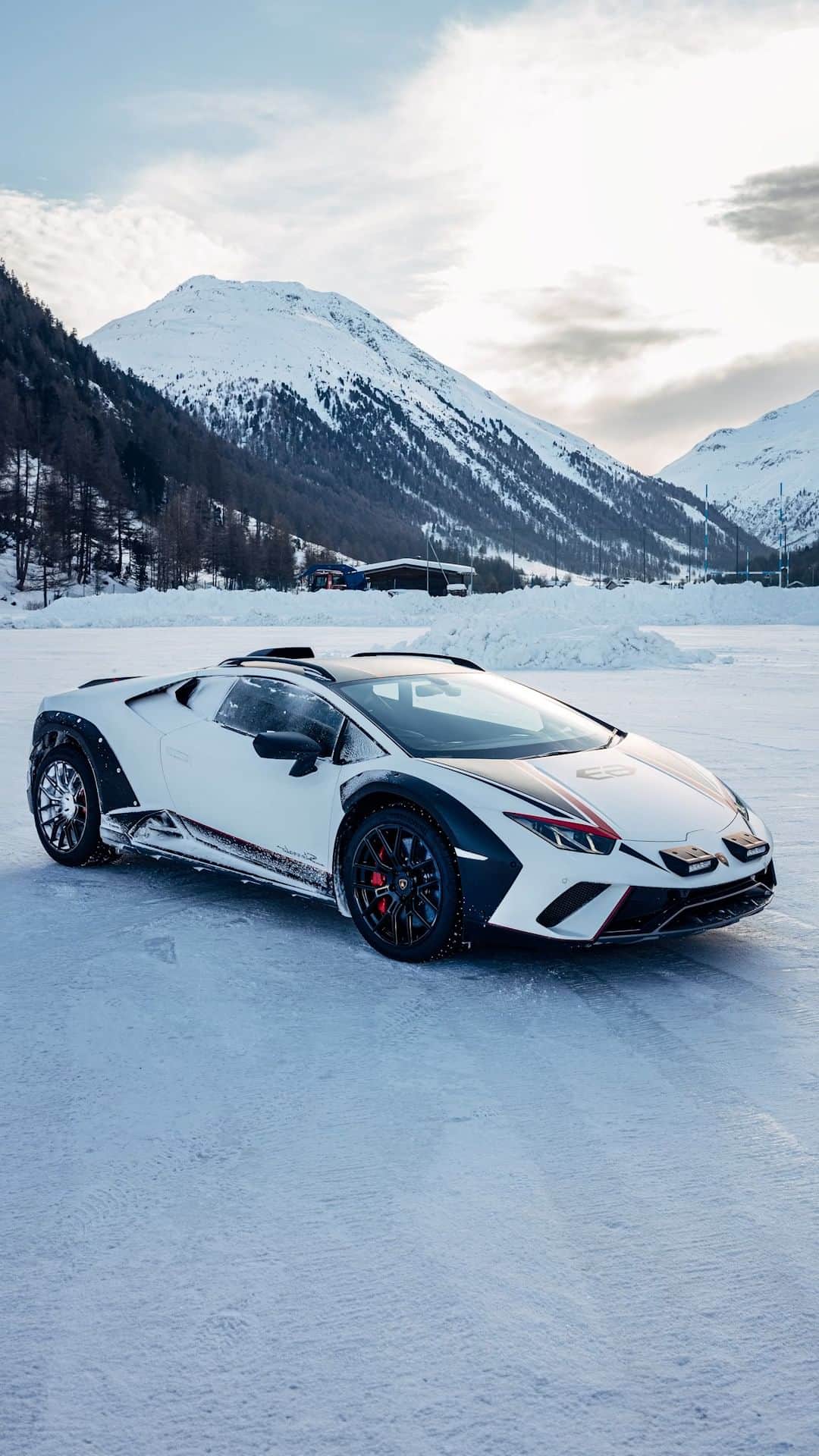 ランボルギーニのインスタグラム：「If winter is coming, Esperienza Neve Livigno 2024 is coming too. Get ready!  #Lamborghini #HuracanSterrato #BeyondTheConcrete __ Huracán Sterrato: fuel consumption combined: 14,9 l/100km (WLTP); CO2-emissions combined: 337 g/km (WLTP)」