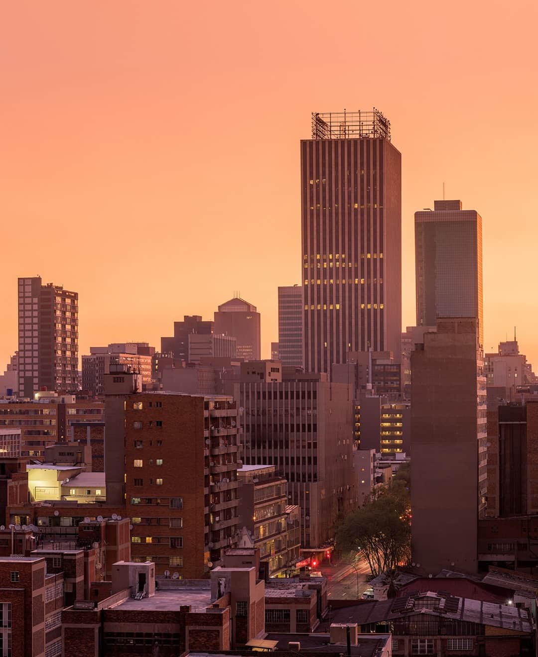 ルフトハンザのインスタグラム：「Johannesburg in the spotlight: In the city where history blends with modernity in a captivating way, discover what South Africa’s most populous city and its surroundings have to offer.   #Lufthansa #Johannesburg」