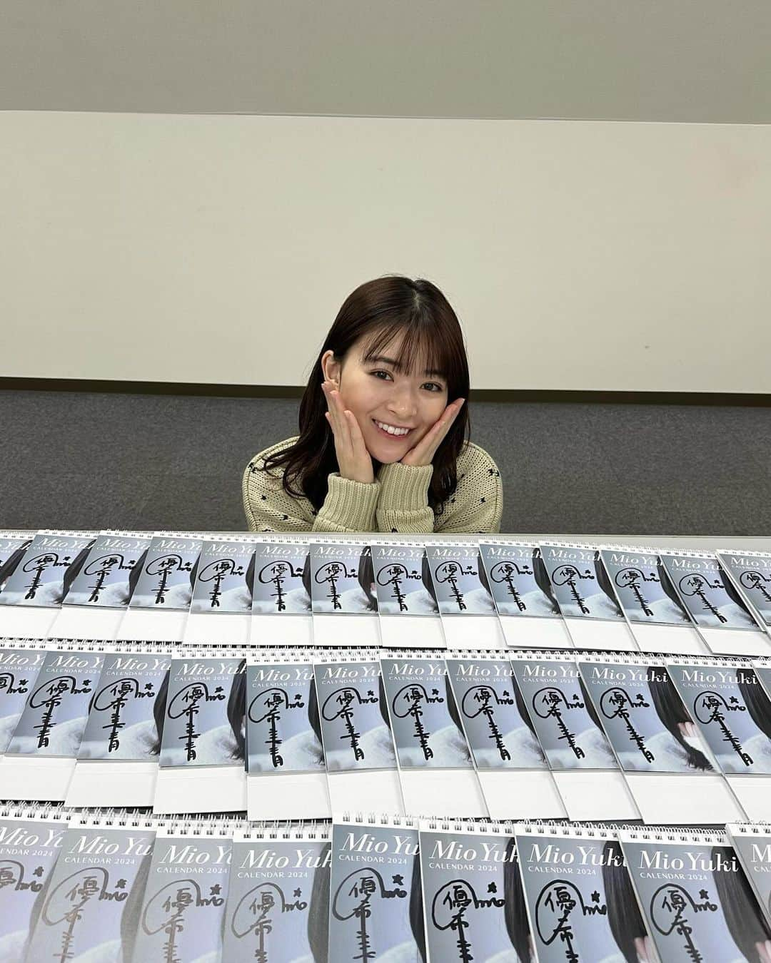 優希美青さんのインスタグラム写真 - (優希美青Instagram)「カレンダーにサインをしてきました！  いよいよイベントでみなさんにお会いできるんだなと思うとワクワクです☺️  12月9日はHMVエソラ池袋で 12月23日はタワーレコード渋谷店で お待ちしています🥰  まだ予約できるみたいなので是非🙈」12月1日 18時00分 - mio_yuki