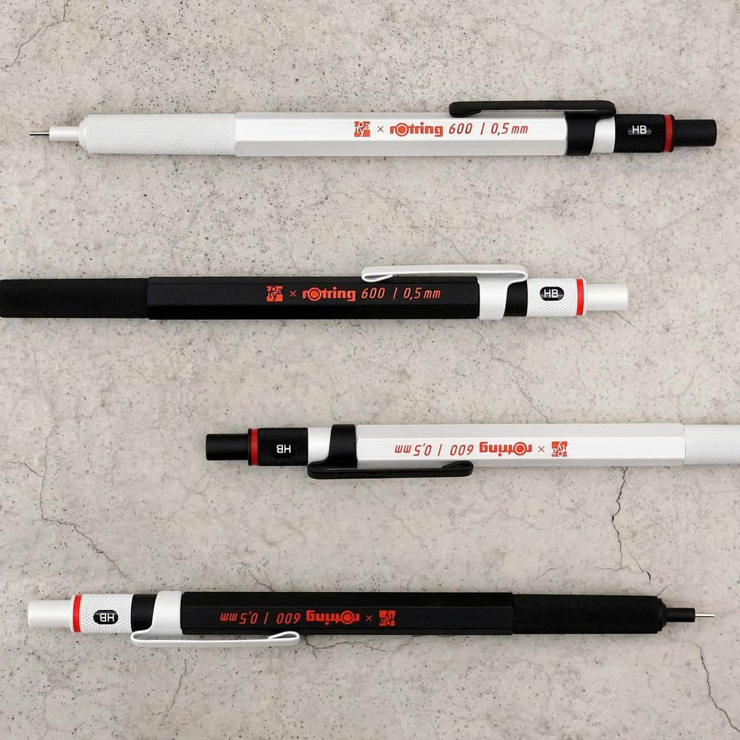 伊東屋さんのインスタグラム写真 - (伊東屋Instagram)「rOtring 600 メカニカルペンシルに、伊東屋限定カラーが登場。  ドイツ生まれの製図・筆記具ブランド「ロットリング」を代表するアイテム「rOtring 600」。 クリエイターが求める精密さと快適な使い心地を兼ね備えた、 時代を超えて愛され続ける、ブランドを代表するシリーズです。  伊東屋限定カラーは、ホワイトとブラックのバイカラーのボディに ロットリングと伊東屋のロゴが印字されたシンプルでスタイリッシュなデザイン。 12月8日(金)から伊東屋全店及びオンラインストアで販売を開始します。  また、銀座 伊東屋 本店 G.Itoya 1階では12月8日(金)より銀座通り側イベントスペースにて「伊東屋限定　rOtring 600　メカニカルペンシル」の発売記念フェアを開催いたします。 今回発売の2色だけでなく、600シリーズをじっくりと見比べられるまたとない機会ですので、ぜひお立ち寄りください。　  伊東屋限定rOtring 600 メカニカルペンシル　発売記念フェア 開催期間：2023年12月8日(金)～26日(火) 場所：G.Itoya 1階　銀座通り側イベントスペース  #ロットリング#rOtring#ロットリング600#rOtring600#製図用シャープペンシル#製図用シャーペン#シャーペン#シャープペンシル#メカニカルペンシル##筆記具#筆記具好き#penlove#penlover#銀座伊東屋#ginzaitoya#伊東屋#itoya#文房具#文房具好き#文房具沼#文具好き#文具沼#stationery#stationeryaddict#stationerylove」12月1日 18時00分 - itoya_official