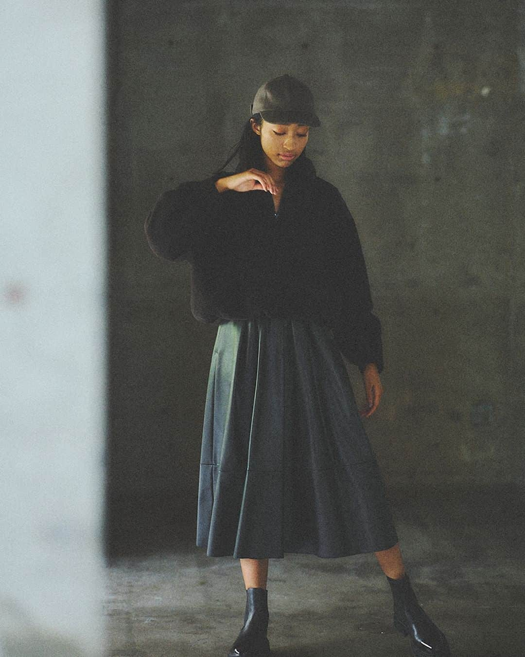 upper hights OFFICIALのインスタグラム：「upper hights 2023 Fall/Winter ”Basedge”  Key word ”The Importance Of Basic"  Tops : GEN-U ZIP Skirt : Cecily Cap : Etana  #upperhights #23fallwinter #23fw #newseason #coat #アッパーハイツ」