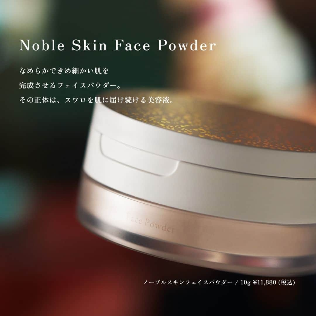 meethさんのインスタグラム写真 - (meethInstagram)「. ＿＿＿＿＿＿＿＿＿＿＿＿＿＿＿  Noble Skin Face Powder ノーブルスキンフェイスパウダー ＿＿＿＿＿＿＿＿＿＿＿＿＿＿＿  なめらかできめ細かい肌を完成させるフェイスパウダー。  CRAYBEAUのオリジナル原料「スワロ」を特殊技術で 肌へと届けるナノサイズのカプセルに封入し、 きめ細かいフェイスパウダーにしました。  毛穴や色ムラなど肌ノイズを一掃し、 肌のきめ細かさとツヤを演出。  ファンデーションの上から使ってもしっかり肌に届くから、 日中が肌負担の時間から肌に飛躍的に美を届ける時間へと。  CRAYBEAU ■ ノーブルスキンフェイスパウダー 容　量：10g 価　格：11,880円 (税込)  ■ 販売日時・販売方法 《公式ショッピングアプリ「meeth store」》 定期購入者限定 先行販売 2023/12/1(金) 12:00〜2023/12/25 (月) 23:59 ※ 12/1〜12/25の期間内に定期購入の新規ご注文をされた方も対象  《丸の内店先行販売期間》 2024/1/2(火)～2024/1/8(月・祝)営業時間内  《通常販売》 2024/1/25(木)12:00～  店頭での販売は、各店舗の営業日・営業時間に準じます。 @meeth_touchuplab / @meeth_marunouchi  各アカウントから営業スケジュールをご確認ください。  #meeth #美肌は最高のジュエリー #ミース #craybeau #狂おしいほどに美しく #クレイビュ #thwalot #スワロ #独自開発成分 #バクチオール #コハク酸 #オリーブカルス培養溶解質 #エイジングケア #スキンケア #スキンフェイスパウダー #ノーブルスキンフェイスパウダー #ノーブルスキンエッセンス  #スキンケアパウダー #メイクパウダー」12月1日 18時00分 - meeth_official