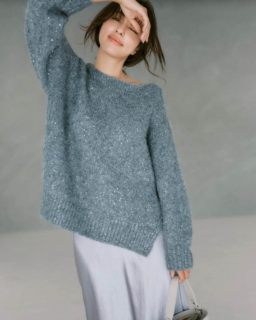 Stola. official accountさんのインスタグラム写真 - (Stola. official accountInstagram)「How to be chic in winter  マストトレンドから、定番アイテムの今っぽい着こなしまで もっと垢抜ける5つのメソッドをご紹介❄️  ぜひオンラインサイトをご覧ください。 　  #Stola.#ストラ #冬コーデ#冬ファッション#垢抜けコーデ #モノトーンコーデ #Stola_2023aw #愛甲千笑美 さん」12月1日 18時01分 - stola.jp