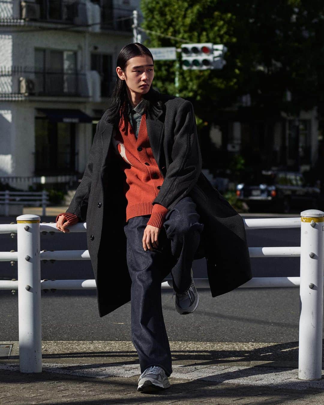 G-Star RAW Japanのインスタグラム：「リサイクルウールを使用し環境への負荷を抑えてつくられたウールコート。HOTAKA( @mhbem.6 )はカーディガンのレッドを差し色に、足元はスニーカーでカジュアルダウン。  #GStarRAW #GStarRAWjapan #ジースターロゥ #denim #デニム」