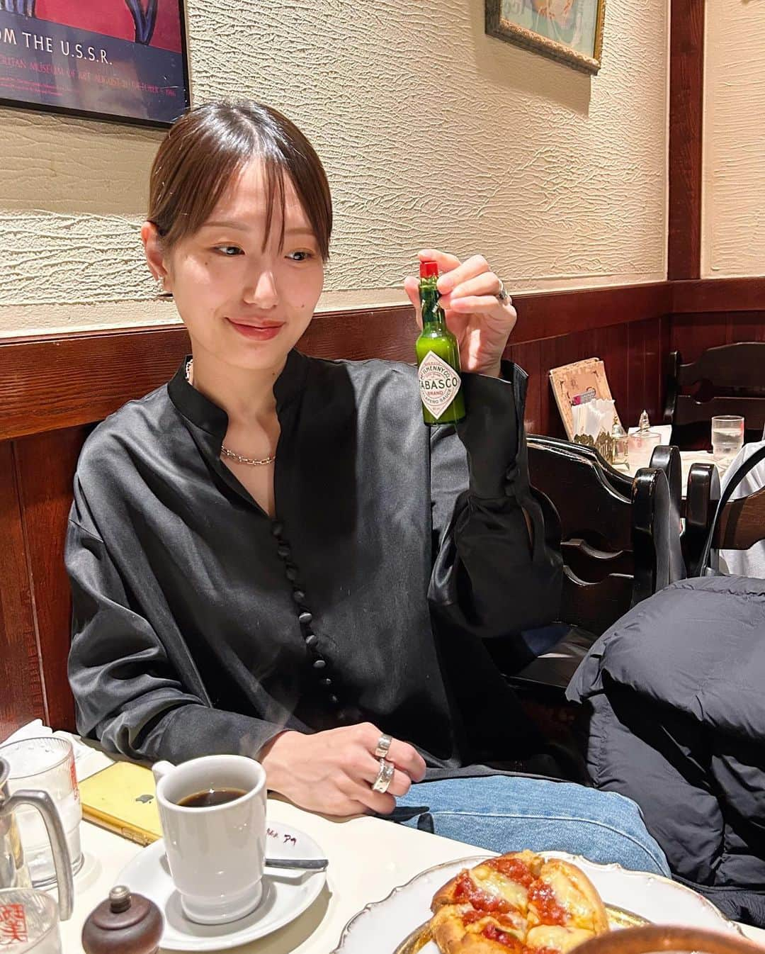 長谷川あかりさんのインスタグラム写真 - (長谷川あかりInstagram)「レシピづくりやら撮影の準備やらでバタバタしていて、全く投稿が追いつかない。アメリカ記録もこの前行った温泉も自分の思い出のために残しておこうと思いながら、全然手付かず。多分年末になるなこれは…(興味のない方、ごめんなさい💦)  とりあえず、先日行った松本のお写真を。  松本十帖に泊まりました。とってもよかったです。 おいしいごはんに素敵な空間、おしゃべりの止まらない友達。 ありがたい…  (以下雑談です) 私のつくる料理はよく言えばシンプル、悪く言えば地味なのですが、なんでかってお外で美味しいごちそうを食べるためのようなところもあって、外食が好きだからこそ、お家ではお家でしか食べられない優しいごはんを作るのが身体にも生活スタイルにもしっくりくるなあと思っています。ごちそうは潔くプロに任せる！私の担当ではない！そう決めたら、料理がすごく楽になりました。まあそう言いつつたまにはごちそうチックなものもつくりたいな〜という日もあって。でもそれもよく考えたらそれはどちらかと言えば趣味の領域の話で、やっぱり生活していく上で必要なのはシンプルで優しい味だなと思うのです。  ただ、かといって地味すぎても簡単すぎても逆に作るモチベーションが上がらないので、ほんの少し垢抜けた感じや意外性もプラスして。食材の組み合わせも、外食でメニューリストを見ながらどれを頼もうかわくわくする感覚を、お家でのご飯作りにも取り入れたい。でもあくまでも味は優しく、工程はなるべく簡単に。ただし、料理のサビの部分、たのしい作業は残して、作った自分にも満足できるような内容にしたい…めちゃくちゃわがままだ。また何を言ってるのかわからなくなっちゃった。レシピ作り、おもしろい〜。」12月1日 18時11分 - akari_hasegawa0105