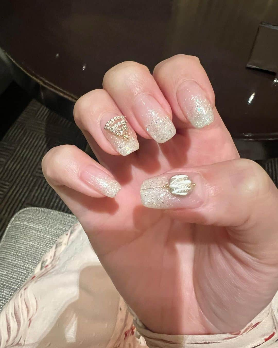 ゆうりちゃんさんのインスタグラム写真 - (ゆうりちゃんInstagram)「クリスマス🎄ネイル💅  シルバーホワイトの グラデーションに ツリーとオーナメントパーツ❤️  ホロも入っててキラリ🌟キラリかわいい♡♡  #クリスマス#クリスマスネイル #anaインターコンチネンタルホテル東京」12月1日 18時04分 - yuurichangram