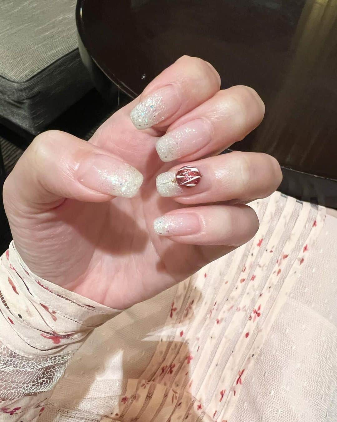 ゆうりちゃんさんのインスタグラム写真 - (ゆうりちゃんInstagram)「クリスマス🎄ネイル💅  シルバーホワイトの グラデーションに ツリーとオーナメントパーツ❤️  ホロも入っててキラリ🌟キラリかわいい♡♡  #クリスマス#クリスマスネイル #anaインターコンチネンタルホテル東京」12月1日 18時04分 - yuurichangram