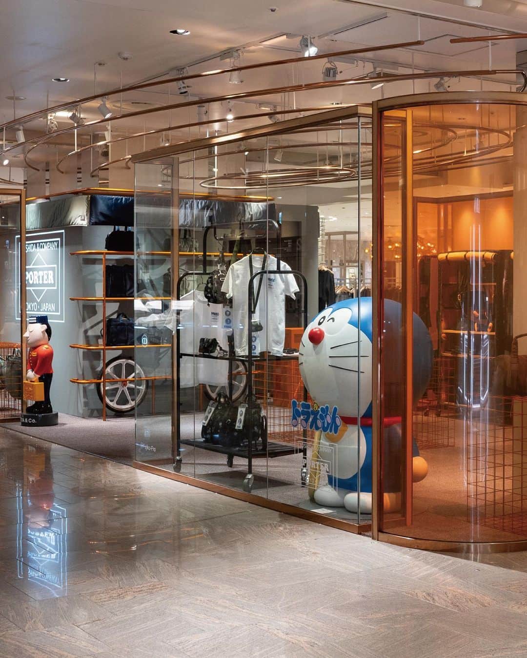 吉田カバン 丸の内のインスタグラム：「⁡ 世界のファッションやトレンドの発信地・伊勢丹新宿店の本館2階に「PORTER SHINJUKU」が本日オープンしました。 ⁡ 店内には、創業者・吉田吉蔵がバッグを手売りして歩いた際に使用していたリヤカーをイメージした什器や、タンカーシリーズの生地を使用したストレージキャビネット什器を採用しました。随所にブランドのキーカラーであるオレンジを取り入れた、PORTERの世界観を体感できるコンセプトストアです。 ⁡ 【PORTER SHINJUKU】 住 所：東京都新宿区新宿3丁目14-1 本館2F センターパーク 電話番号：tel:0333521111（代表） 営業時間：10:00～20:00 定 休 日：不定休 ⁡ ぜひ、この機会に新しい「PORTER」の世界観をお楽しみください。 スタッフ一同、皆様のご来店を心よりお待ちしております。 ⁡ #yoshidakaban #porter #heartandsoulintoeverystitch #portershinjuku #吉田カバン #ポーター」