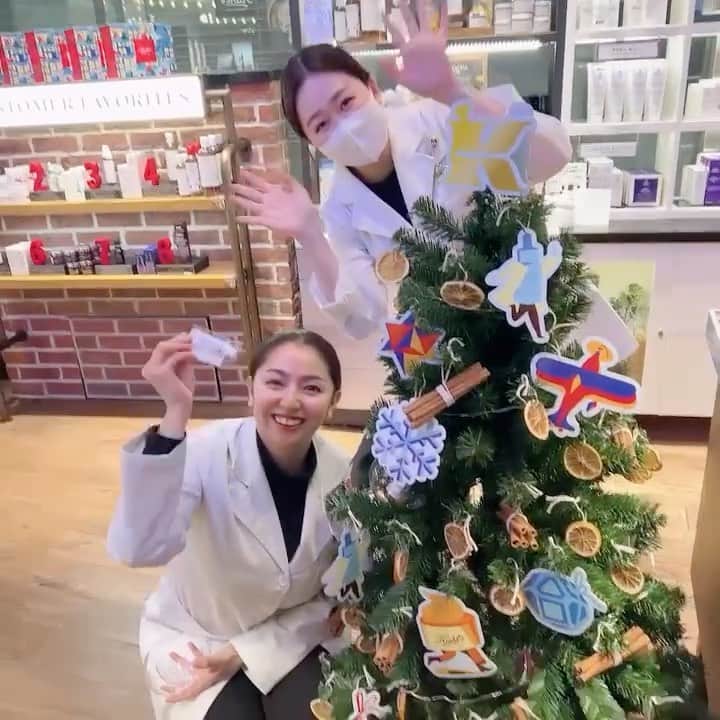 キールズ Kiehl's Japanのインスタグラム：「#キールズ の対象店舗に本日からツリーが登場🎄ツリーの置いてある店舗ではホリデイ限定エディションを1品以上お買い上げのお客様に、サンプルを🎁 ツリーからお好きなオーナメントを取ってみて！キールズからのクリスマスプレゼントをお楽しみに✨  対象店舗とスケジュールは以下をチェック👀 12/1(金)～12/3(日)：伊勢丹新宿店 & 博多阪急店 12/15(金)～12/17(日)：札幌ステラプレイス店 & タカシマヤゲートタワーモール店 12/22(金)～12/25(月)：神戸三宮店 & TOKYOフラグシップストア @kiehlsjp #Kiehls #スキンケア #キールズホリデイ2023」
