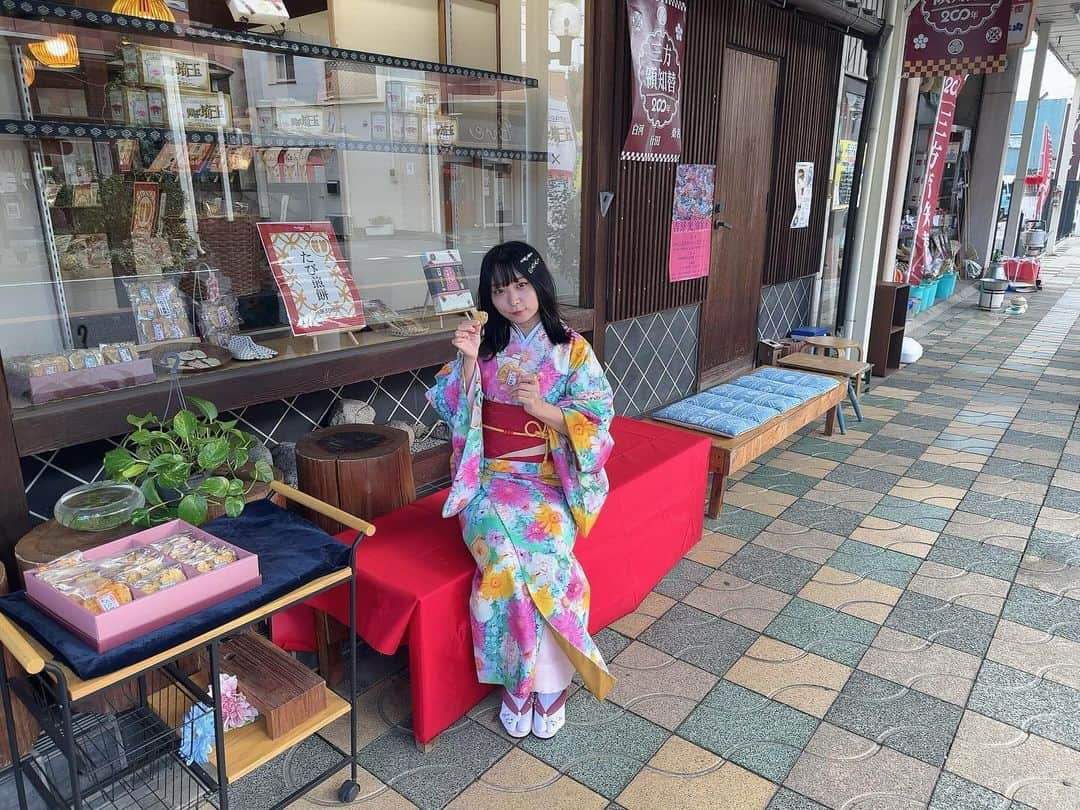 にゃんこスターさんのインスタグラム写真 - (にゃんこスターInstagram)「明日いまたまロケいってます！ 埼玉県・行田市の「花手水」をめぐってきました！  ▽テレ玉「いまドキッ！埼玉」 12/2（土）8:30〜  行田市では、花手水（はなちょうず）という、手水鉢に花を浮かべたむちゃくちゃ美しいものがなんと街中で100ヶ所も見れてしまう素敵な街なのです。  これ…！ まじめちゃくちゃ美でした…！  ハッと目が覚めるような美しさと、花の生命力に圧倒されました！ 最近ねむい人とかウダウダしがちな人は一回見に行くことオススメしてます！  いま行田市では「行田花手水week」なるものをやっていて、しかも明日12/2はライトアップや忍城での忍者ショー、忍城へのアートレーザーマッピングをやっているので行くならこの日と言っても過言じゃないです！  ロケも見て、行田にも行ってみてねー！  #にゃんこスター #アンゴラ村長 #いまドキッ埼玉 #いまたま #埼玉県行田市 #行田市 #行田 #行田花手水week #花手水  #行田八幡神社 #ふじや呉服店  #戸塚煎餅店 #ぶらっとぎょうだ #忍城」12月1日 18時05分 - nyanco_star_pu_pu_mu