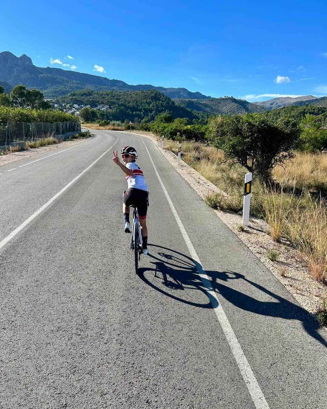 與那嶺恵理さんのインスタグラム写真 - (與那嶺恵理Instagram)「Hola Diciembre ☀️🇪🇸  Transiting from offseason lazy life 🦥to ordinary life 🧗‍♀️🚴🏻‍♀️✌🏻 . . Biking & Hiking these days for waking my body up 😳👌🏻  #今日のエリさん」12月1日 18時06分 - eriyonamine