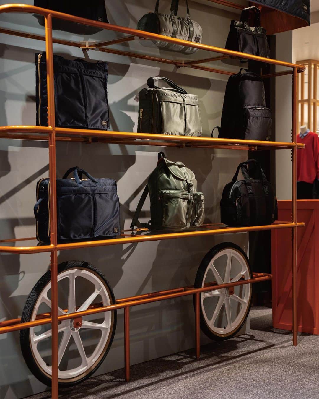 吉田カバン 丸の内さんのインスタグラム写真 - (吉田カバン 丸の内Instagram)「⁡ 世界のファッションやトレンドの発信地・伊勢丹新宿店の本館2階に「PORTER SHINJUKU」が本日オープンしました。 ⁡ 店内には、創業者・吉田吉蔵がバッグを手売りして歩いた際に使用していたリヤカーをイメージした什器や、タンカーシリーズの生地を使用したストレージキャビネット什器を採用しました。随所にブランドのキーカラーであるオレンジを取り入れた、PORTERの世界観を体感できるコンセプトストアです。 ⁡ 【PORTER SHINJUKU】 住 所：東京都新宿区新宿3丁目14-1 本館2F センターパーク 電話番号：tel:0333521111（代表） 営業時間：10:00～20:00 定 休 日：不定休 ⁡ ぜひ、この機会に新しい「PORTER」の世界観をお楽しみください。 スタッフ一同、皆様のご来店を心よりお待ちしております。 ⁡ #yoshidakaban #porter #heartandsoulintoeverystitch #portershinjuku #吉田カバン #ポーター」12月1日 18時06分 - porter_shinjuku