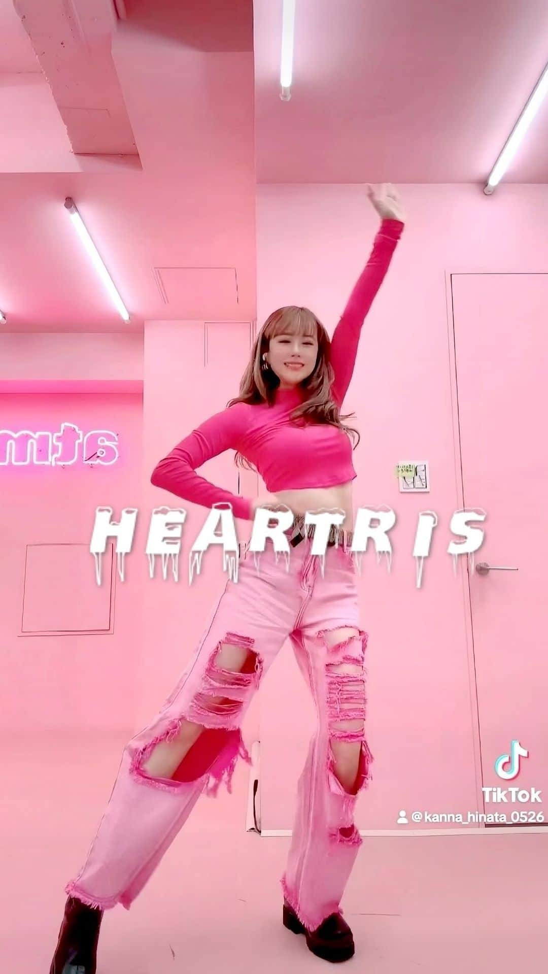 日向カンナのインスタグラム：「本日はダンス動画♩ピンクピンクな可愛い気分で、NiziUの韓国デビュー曲を踊ってみたよ〜💓（ちょっと間違えてるから、また前半も含め撮るぞん！） あぁ、可愛いNiziU。。デビュー前から大好き♡ ピンクって昔は全然着れなかったけど、今は大好きなの🤭💕 女性らしく着てみるのも、ありですよね！ 今は色んな色の服に挑戦中なのです🥰 逆に私って、何色のイメージがないですか？ グレーとかは着たことほぼないかも！  #reelsinstagram #niziu #heartris #niziu好きな人と繋がりたい #日向カンナ #ピンク #atmospink  #원스  #데일리패션 #reelsvideos #likeforlike  #japanesegirl #japan #japanese #fyp  #ダンス #dance #kpop #kpopdance #ダンサー  #笑顔が一番  #ダンス動画 #me  #japanesefashion #model #fashion  #reelschallenge #reels」