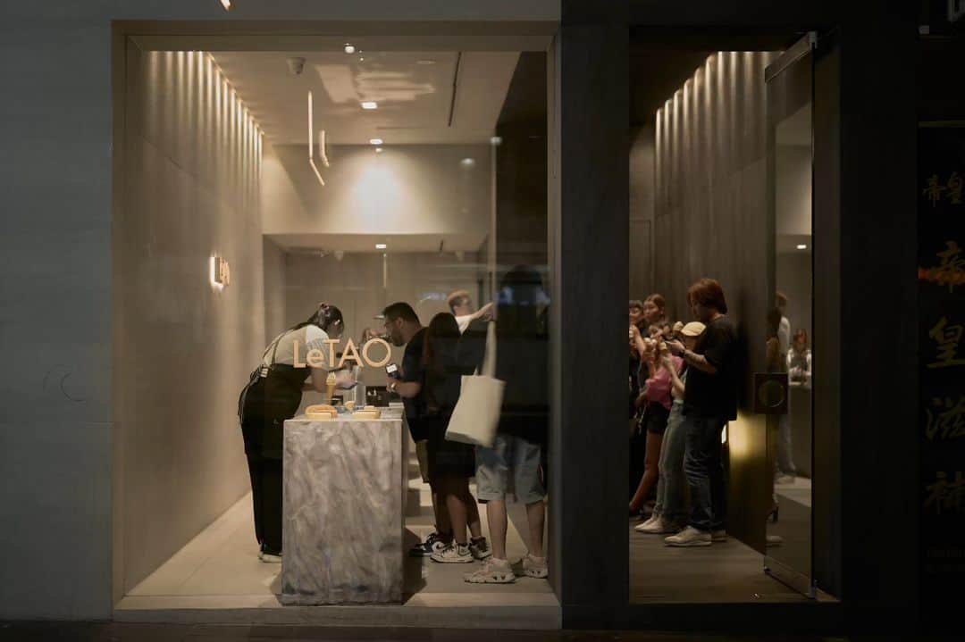 小樽洋菓子舗ルタオさんのインスタグラム写真 - (小樽洋菓子舗ルタオInstagram)「【海外店舗のご紹介】 先日、EAT DRINK DESIGN AWARDS 2023のリテール部門において最優秀賞を受賞したオーストラリアのメルボルン店をご紹介いたします。  余白を大切にした日本的なデザインと厳選された石素材による空間の芸術と実用性のバランスが高い評価を受けました。  メルボルン店は昨年12月にグランドオープンし、1周年を迎えました。 これからも世界で愛されるルタオを目指していきます。  LeTAO Swanston Store Address: 238 Swanston Street, Melbourne, Victoria, Australia 3000 Hours: 12pm to 10pm No holidays  #letao #letaocheesecake #sydney #letaosydney #japanesedesserts #letaoaustralia #ルタオ #小樽洋菓子舗ルタオ」12月1日 18時09分 - letao_official
