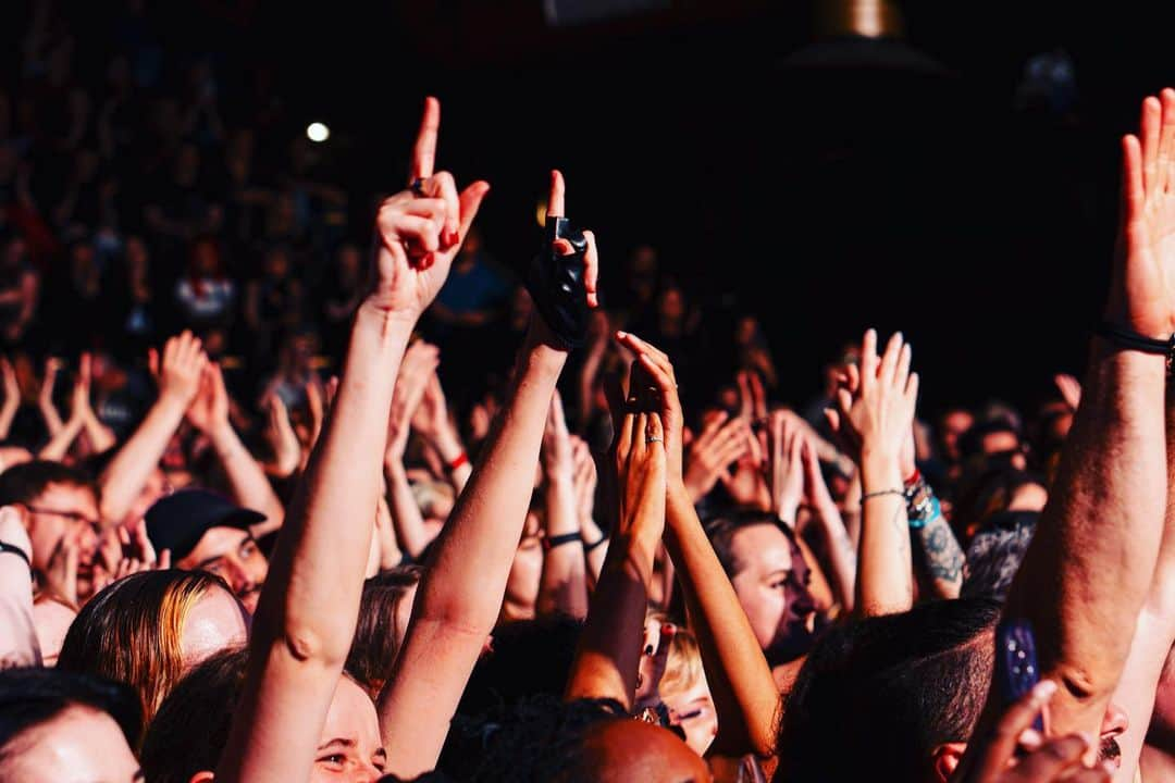 雅-MIYAVI-さんのインスタグラム写真 - (雅-MIYAVI-Instagram)「Love you, love you.  Your smiles and your love are the reason why I keep rockin and dedicate myself 100% onstage.  WOWOW 観てくれたみんな、ありがとう ＆ 制作チームのみなさんも素晴らしい編集ありがとうございました  🙏🏻  みんなの最高の笑顔を見るために 僕は全力でロックし続けます。  またここでも感想聞かせてね」12月1日 18時10分 - miyavi_ishihara