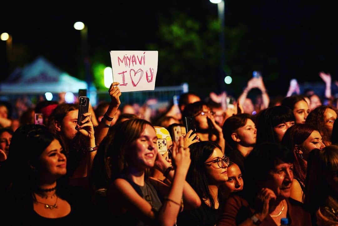 雅-MIYAVI-さんのインスタグラム写真 - (雅-MIYAVI-Instagram)「Love you, love you.  Your smiles and your love are the reason why I keep rockin and dedicate myself 100% onstage.  WOWOW 観てくれたみんな、ありがとう ＆ 制作チームのみなさんも素晴らしい編集ありがとうございました  🙏🏻  みんなの最高の笑顔を見るために 僕は全力でロックし続けます。  またここでも感想聞かせてね」12月1日 18時10分 - miyavi_ishihara