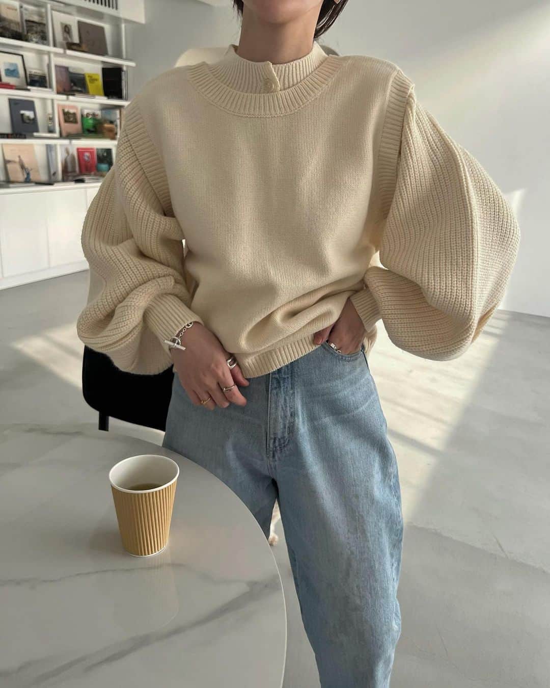 のインスタグラム：「'  ボリューム袖のハイショートボレロニットと シンプル2wayベストとの 2ピースセットニット！ これはクリーミーなミルキー🍨🍦  しかもしかも、、、 それぞれ前後2wayで違う雰囲気楽しめる仕様だったり、 上下逆に着てボレロの上からベストを合わせて ドッキングニット見せしたりで 組み合わせとスタイリングはなんと10通りも！🎧  ベストはラウンドとVの襟ぐりで シンプルだけど若干のフレンチスリーブだったり 定番だけど形に緻密にこだわったもので ありそうでなかなか無い、 こんなの欲しかったを形に。  ハイショートボレロニットは 袖にタックも入れてボリュームたんまり！ ボタンのデザインだったり、 前後でかなり着丈を変えているので 2つを合わせた時の雰囲気も また違って楽しめます。  ベストはVネックで、ボレロニットは ハイショート面を合わせると 絶妙なくり抜きになるのもまたカワイ🎯  春先にはベスト1枚やTシャツ合わせ、 ボレロニットはワンピやシャツに 重ねて温度調整も🧣  めーーーちゃくちゃ万能。 裾取り外しマルチシャツと共に スタイリングに不可欠なアイテムになるの 間違いないな🧐  12/2 19:00 - @willfully_official  #willfully」