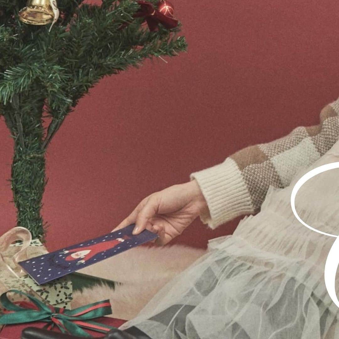 パラビオン オフィシャルのインスタグラム：「.. 温かみと華やかさを融合させた 2023 ParAvion Holidaycollection 暖色系の柔らかなニットやリッチなベロア素材を使用したアイテムもawに登場します。シンプルながらもエレガントで心地よい雰囲気を演出。赤やトレンドのチェックなどクリスマスカラーを取りれたアイテムも続々と登場します。 今後の新作をお楽しみに！✨️ きらめくアクセサリーやお洋服で着飾って 特別な日に相応しい洗練されたスタイルをお楽しみください。  ———————————————   プロフィールのリンクから ZOZOTOWN にて  お買い物をお楽しみください。   ▶︎ @paravion_official   ———————————————    #paravion #ParAvion_official #パラビオン」