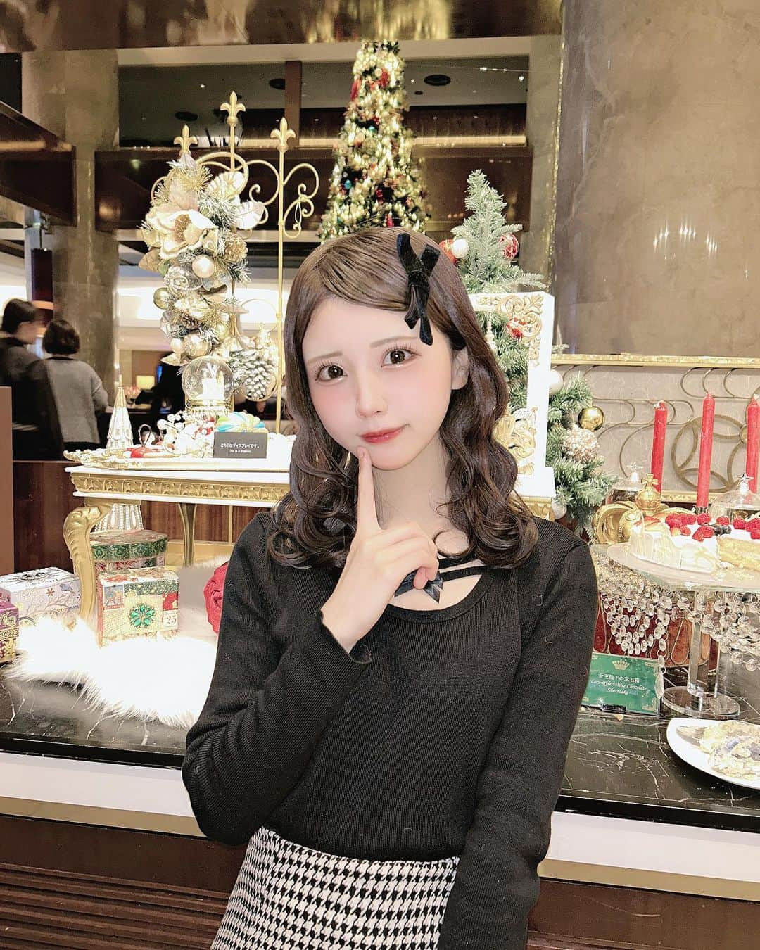 りこたにえんのインスタグラム：「12月にはいって速攻クリスマス感じてきた🎄❤️  ヒルトン東京のクリスマスビュッフェ❤️アフタヌーンティーもいきたいな😚  #クリスマス　#merrychristmas  #christmas #ヒルトン東京」