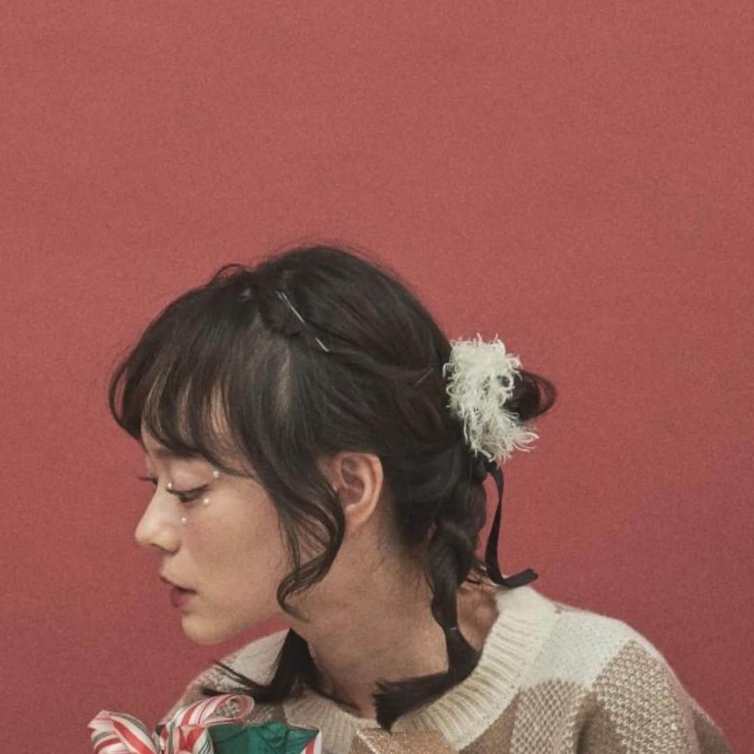 パラビオン オフィシャルのインスタグラム：「.. 温かみと華やかさを融合させた 2023 ParAvion Holidaycollection 暖色系の柔らかなニットやリッチなベロア素材を使用したアイテムもawに登場します。シンプルながらもエレガントで心地よい雰囲気を演出。赤やトレンドのチェックなどクリスマスカラーを取りれたアイテムも続々と登場します。 今後の新作をお楽しみに！✨️ きらめくアクセサリーやお洋服で着飾って 特別な日に相応しい洗練されたスタイルをお楽しみください。  ———————————————   プロフィールのリンクから ZOZOTOWN にて  お買い物をお楽しみください。   ▶︎ @paravion_official   ———————————————    #paravion #ParAvion_official #パラビオン」