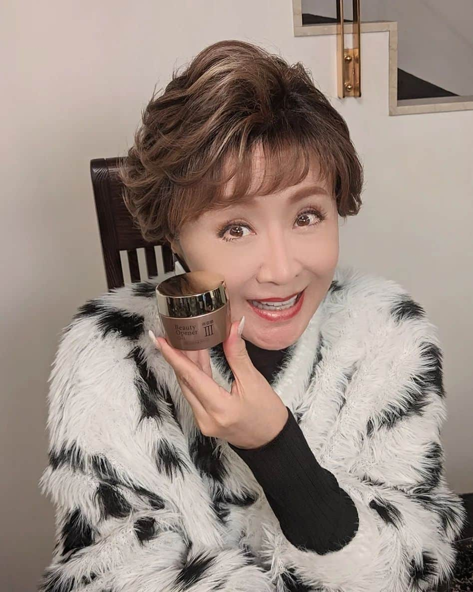 小林幸子さんのインスタグラム写真 - (小林幸子Instagram)「寒くなりましたね。 乾燥がとっても気になる時期に入りました！ でも私の肌は乾燥に負けませんよ！  その秘訣は、このビューティーオープナージェルを使っているから✨  あの東京大学が研究した、話題の成分「卵殻膜」が入った ビューティーオープナーシリーズ:✨ 使ってすぐに肌の弾力が違うし、 なんといっても翌日のハリに感動…❗❗  今年はこのビューティーオープナーシリーズでプルツヤ肌に🧡  #sachikokobayashi #小林幸子  #PR  #ビューティーオープナー #卵殻膜 #オールインワンジェル #オージオ #お肌の乾燥にはぜひこれ」12月1日 18時20分 - kobayashi_sachiko_5884