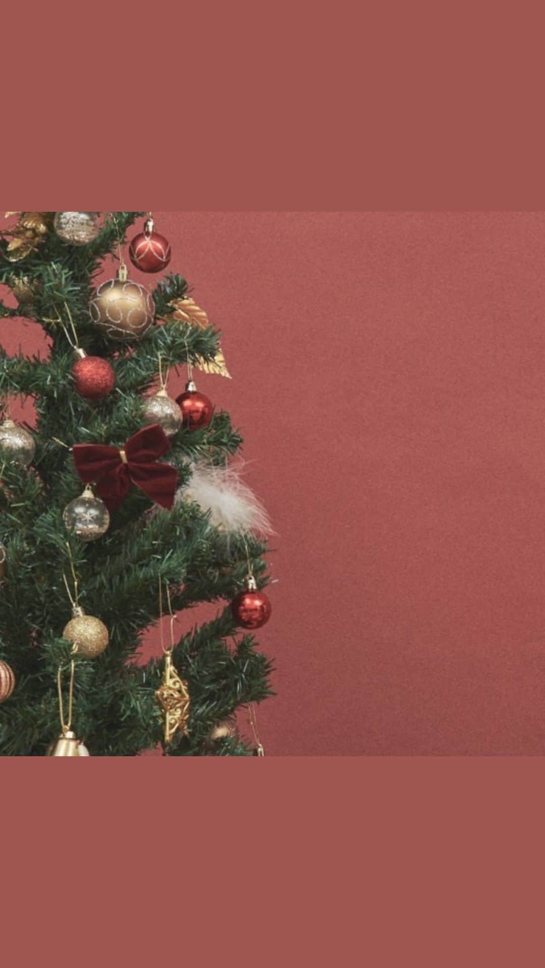 パラビオン オフィシャルのインスタグラム：「.. 温かみと華やかさを融合させた 2023 ParAvion Holidaycollection 暖色系の柔らかなニットやリッチなベロア素材を使用したアイテムもawに登場します。シンプルながらもエレガントで心地よい雰囲気を演出。赤やトレンドのチェックなどクリスマスカラーを取りれたアイテムも続々と登場します。 今後の新作をお楽しみに！✨️ きらめくアクセサリーやお洋服で着飾って 特別な日に相応しい洗練されたスタイルをお楽しみください。  ———————————————   プロフィールのリンクから ZOZOTOWN にて  お買い物をお楽しみください。   ▶︎ @paravion_official   ———————————————    #paravion #ParAvion_official #パラビオン」