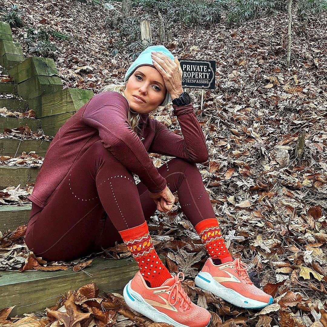 ジャスティン・マッテラのインスタグラム：「☁️È come avere due nuvole ai piedi! La scarpa Ghost @brooksrunning è la loro bestseller e non è difficile capire perché. Mia madre usa solo queste! 👟👟   ➡️La nuova scarpa da corsa Ghost Max da donna assicura una protezione migliorata grazie alla morbida ammortizzazione, una falcata super stabile e transizioni fluide che supportano le tue spinte. Questa scarpa neutra è ottima per correre o camminare, poiché aiuta ad assorbire gli impatti e protegge i tuoi piedi. ❤️Sostenibilità ❤️ ➡️56.4 % Materiali riciclati nella tomaia ➡️9.39 Bottiglie di plastica che non finiranno in discarica  ➡️Questo prodotto ha ottenuto la certificazione  CarbonNeutral®.  ❤️Caratteristiche❤️ Ammortizzazione protettiva Corsa stabile Transizioni senza sforzo  Total Look @brooksrunningit  Calze “Thanksgiving” @brooksrunning 🦃  Voi l’avete mai provato le Ghost di Brooks?  #ghostmac #runhappy #runner #mioesofsmiles #outsideisfree」