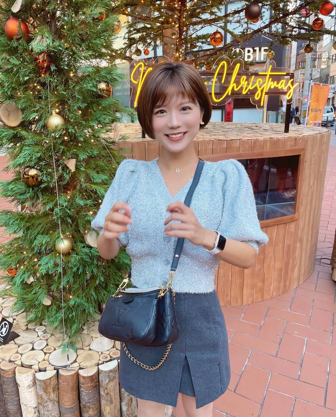 海江田麻貴のインスタグラム：「ㅤㅤㅤㅤㅤ ㅤㅤㅤㅤㅤ Hello, December🎄12月スタート♥️ 今月もたくさん楽しいことしていっぱい笑って、 2023年素敵な締めくくりにしよう🤍 ㅤㅤㅤㅤㅤ ㅤㅤㅤㅤㅤ 皆さんもいつも、自分をたいせつに ハッピーでいてくださいね🌼 ㅤㅤㅤㅤㅤ ㅤㅤㅤㅤㅤ ㅤㅤㅤㅤㅤ ㅤㅤㅤㅤㅤ ㅤㅤㅤㅤㅤ ㅤㅤㅤㅤㅤㅤㅤㅤㅤㅤ#ふくらはぎムキムキ #陸上部 #ヒラメ筋もうええて(◜ᴗ◝ ) ㅤㅤㅤㅤㅤ ㅤㅤㅤㅤㅤ ㅤㅤㅤㅤㅤㅤㅤㅤㅤㅤ  ㅤㅤㅤㅤㅤ  #私服 #しふく #ラメニット #hellodecember #12月 #クリスマス #christmas #christmastree #クリスマスツリー #japanesegirl #日本女孩」