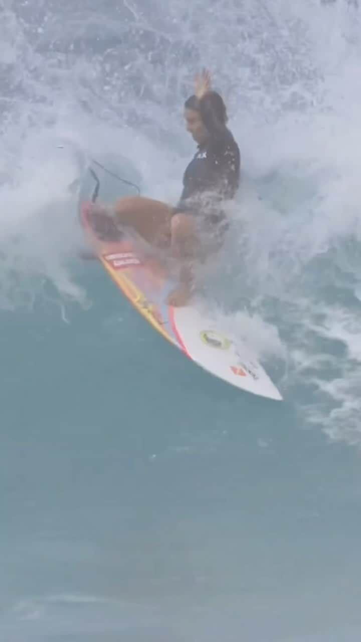 サリー・フィッツギボンズのインスタグラム：「Going fast and hooking into a fun section 🌊 🫶🏼 ————- Riding- @tcsurfboards @gpangsurf CSU model #SallyFitz signature @fcs_surf Fin」