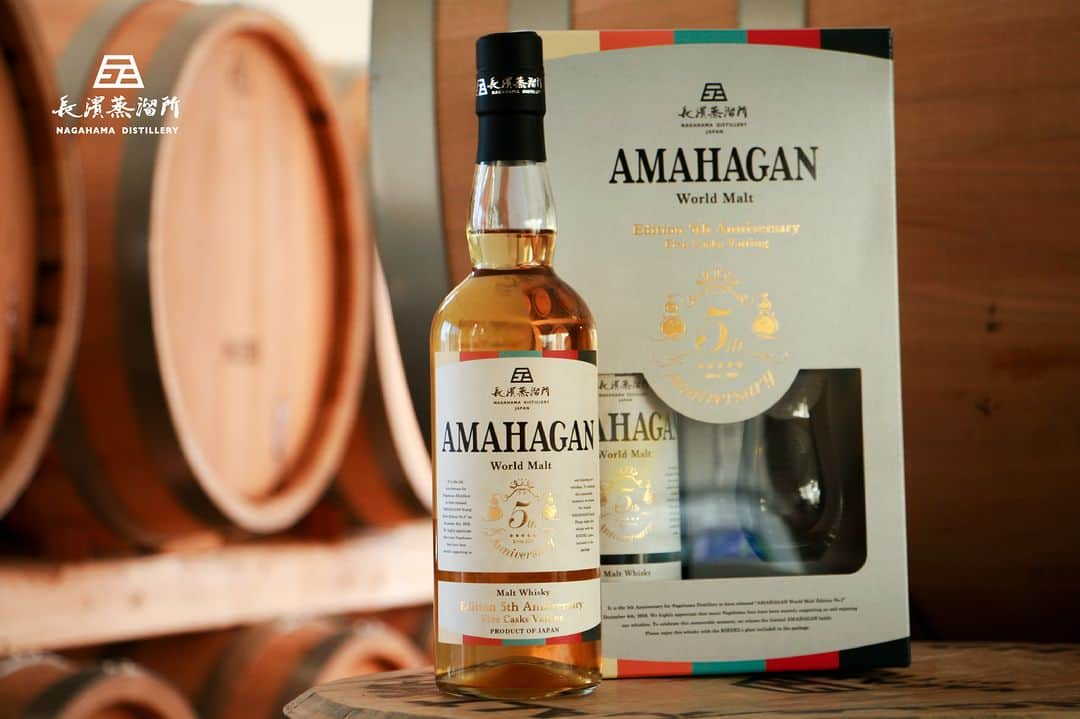 おいしいお酒はリカマン♪のインスタグラム：「＼予約販売開始／ AMAHAGAN の発売５周年を記念した 特別なワールドモルト ◆AMAHAGAN ワールドモルト Edition 5th Anniversary https://likaman.net/smartphone/detail.html?id=000000015228  滋賀県長浜市に位置する日本最小規模のウイスキー蒸溜所「長濱蒸溜所」2016年に稼働し、そして2018年にリリースされたのが、将来のシングルモルトの発売に向け、ウイスキー製造の最も重要な工程のひとつである「ブレンド」に焦点をあてたAMAHAGANシリーズの第１弾「AMAHAGAN ワールドモルト Edition No.1」  その後 AMAHAGAN は他のコアレンジとなる 4 商品をはじめ、様々なコラボレーション商品を積極的に展開し、2022年ついに念願となる自社蒸留原酒のみをヴァッティングしたシングルモルト「シングルモルト長濱 THE FIRST BATCH」を発売。  今回販売を開始する「AMAHAGAN ワールドモルト Edition 5th Anniversary」は、AMAHAGANの発売 5 周年を記念して造られた特別なワールドモルトで、現在リリースしているコアレンジ 5 商品の原酒全てをブレンドに使用。それぞれに個性的な 5 つの風味を、長濱蒸溜所のチーフブレンダーが絶妙にまとめあげています。  5 周年を記念したグラスオンパックでの限定発売、同梱しているリーデル社のグラスを用いて、先ずはストレートでゆっくりとその味わいをお愉しみください。  ◆予約販売 2023/12/19以降発送予定 　AMAHAGAN ワールドモルト Edition 5th Anniversary 　700ml 47度 長濱蒸溜所 ブレンデッドモルトウイスキー 　お一人様1本限り　9,000円(9,900円税込) https://likaman.net/smartphone/detail.html?id=000000015228 ーーーー ◆同時予約 2023/12/19以降発送予定 　シングルモルト長濱 THE THIRD BATCH 　500ml 50度 長濱蒸溜所 　お一人様1本限り　10,000円(11,000円税込) https://likaman.net/smartphone/detail.html?id=000000015227  ーーーーーーーーーーーーーーーーーーーー ★毎週金曜日に新セットが登場★ 希少なウイスキーを少量よりお愉しみ頂ける 『WHISKY FLIGHT（ウイスキーフライト）』 https://likaman.net/smartphone/page207.html  #ウイスキー #長濱蒸溜所 #アマハガン #TWSC #滋賀県 #長浜 #whiskylife #限定 #whisky #ウイスキーライフ #ウイスキー好きと繋がりたい #ウイスキー好きな人と繋がりたい #琵琶湖」