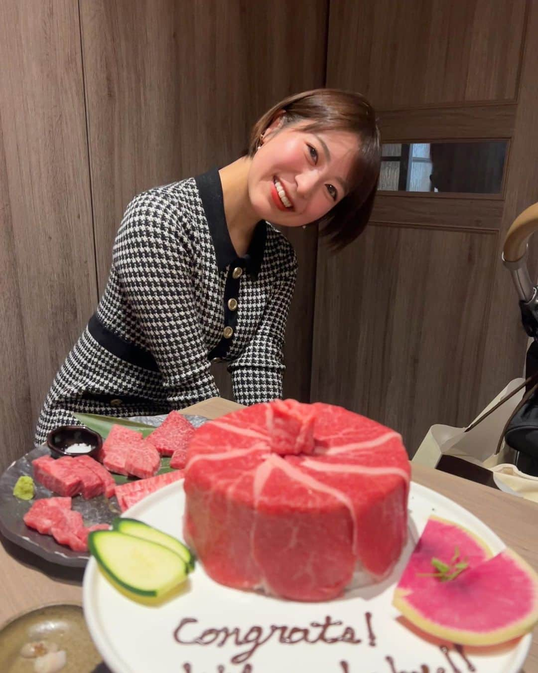 小林由依のインスタグラム：「* お肉ケーキ🥹🫶🏻 お友だちのお祝いです🎂 ⁡ Herliptoの暖かいワンピース着て行ったよ👗 ⁡ ⁡ ⁡ 最近はだんだんと寒くなってきたので、 温活にハマっています！ ⁡ お肉を食べたこの日は よもぎ蒸しサロンに行っていたよ🌿 ⁡ 恵比寿駅徒歩すぐのこちらのサロン。 ↪︎ @viassist_ebisu ⁡ ⁡ 完全無農薬の薬草ハーブを使った ハーブスチームサウナ（よもぎ蒸し）20分間と、 ⁡ 皮下7cmインナーマッスルまで到達する 最新式のマシンMAGWAVE EX  30分間を ⁡ 完全個室で体験してきました！ ⁡ 豊富な知識をもったスタッフさんが カウンセリング、 体調に合ったメニューを選択してくれるから安心😮‍💨♡ ⁡ ⁡ よもぎ蒸しでは 薬草ハーブエキスをまとったサラサラ汗をかくんだけど、 ⁡ それが天然の化粧水って言われるほど肌にいいらしく。 お肌に馴染ませるとつるさらになったよ🙆‍♀️ ⁡ ⁡ MAGWAVEもじんわり筋肉に効いてきている感じがして 続けたらさらに効果を実感できそうだと思った💡 ⁡ ⁡ ⁡ ⁡ PR @viassist_ebisu #恵比寿サロン #よもぎ蒸し #骨盤底筋 #美肌効果 #インナーマッスル #妊活 #恵比寿サウナ #フェムケア　 ⁡ . . . . . ⁡ #ボディメイク女子 #ダイエット女子 #メンズ美容 #美脚 #くびれ #ショートヘア #ショートボブ #恵比寿 #東京 #ebisu #tokyo #サウナ #サウナー #サウナ女子 #温活 #こばゆいグルメ #クリスマス #肉ケーキ #焼き肉 #焼肉屋 #個室焼肉  #近江うし焼肉にくtatsu」