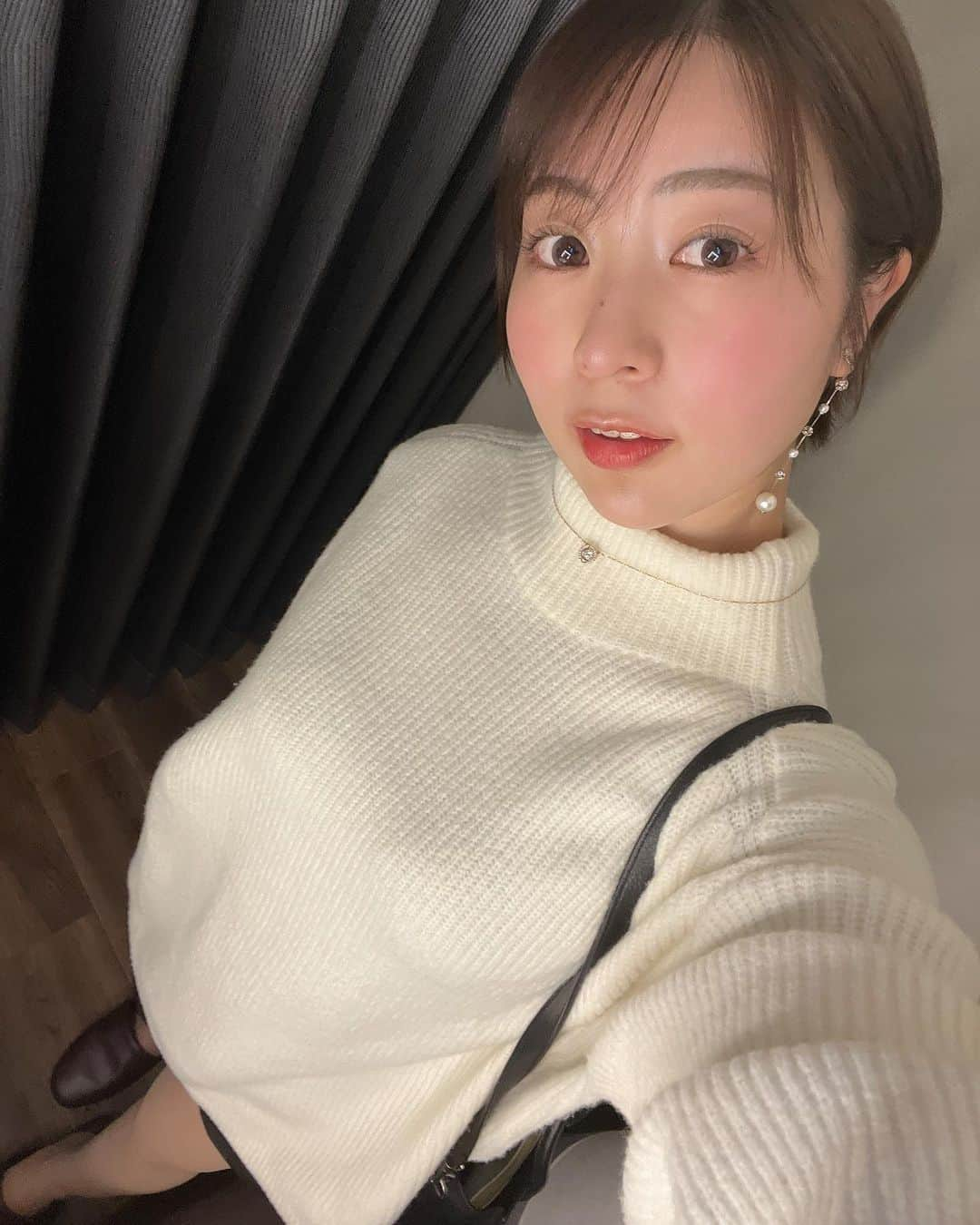 小林由依さんのインスタグラム写真 - (小林由依Instagram)「* お肉ケーキ🥹🫶🏻 お友だちのお祝いです🎂 ⁡ Herliptoの暖かいワンピース着て行ったよ👗 ⁡ ⁡ ⁡ 最近はだんだんと寒くなってきたので、 温活にハマっています！ ⁡ お肉を食べたこの日は よもぎ蒸しサロンに行っていたよ🌿 ⁡ 恵比寿駅徒歩すぐのこちらのサロン。 ↪︎ @viassist_ebisu ⁡ ⁡ 完全無農薬の薬草ハーブを使った ハーブスチームサウナ（よもぎ蒸し）20分間と、 ⁡ 皮下7cmインナーマッスルまで到達する 最新式のマシンMAGWAVE EX  30分間を ⁡ 完全個室で体験してきました！ ⁡ 豊富な知識をもったスタッフさんが カウンセリング、 体調に合ったメニューを選択してくれるから安心😮‍💨♡ ⁡ ⁡ よもぎ蒸しでは 薬草ハーブエキスをまとったサラサラ汗をかくんだけど、 ⁡ それが天然の化粧水って言われるほど肌にいいらしく。 お肌に馴染ませるとつるさらになったよ🙆‍♀️ ⁡ ⁡ MAGWAVEもじんわり筋肉に効いてきている感じがして 続けたらさらに効果を実感できそうだと思った💡 ⁡ ⁡ ⁡ ⁡ PR @viassist_ebisu #恵比寿サロン #よもぎ蒸し #骨盤底筋 #美肌効果 #インナーマッスル #妊活 #恵比寿サウナ #フェムケア　 ⁡ . . . . . ⁡ #ボディメイク女子 #ダイエット女子 #メンズ美容 #美脚 #くびれ #ショートヘア #ショートボブ #恵比寿 #東京 #ebisu #tokyo #サウナ #サウナー #サウナ女子 #温活 #こばゆいグルメ #クリスマス #肉ケーキ #焼き肉 #焼肉屋 #個室焼肉  #近江うし焼肉にくtatsu」12月1日 18時17分 - yui.minny.now