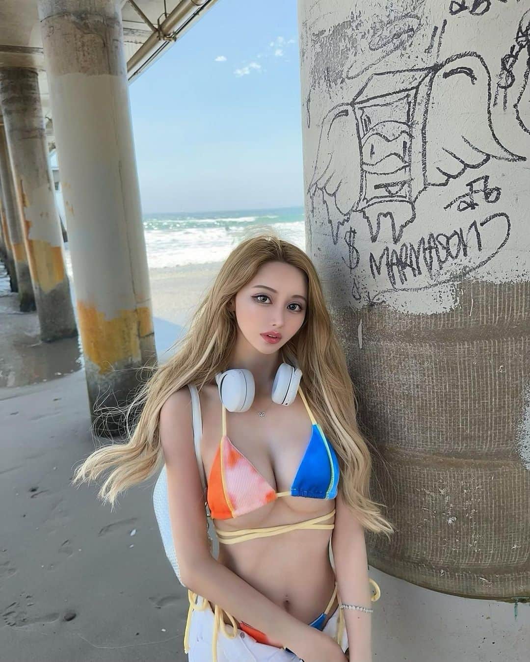 ほずにゃむのインスタグラム：「At Venice Beach Pier in front of somebody's artwork‍❤️‍💋‍ . . . #hollywood #losangeles #la #losangelesphotography #california #hollywoodhills #japanesegirl #fyp #losangelesvibes #taogroup #rooftoplounge #cocktaillounge #dreamhotelhollywood #dreamhotel #hollywoodnight #hollywoodnights #lanights #lanightlife #japanesegirlmodel #japanesefashionmodel #losangelesvibes #griffithobservatory #griffithpark #californiaadventure #losangelesskyline」