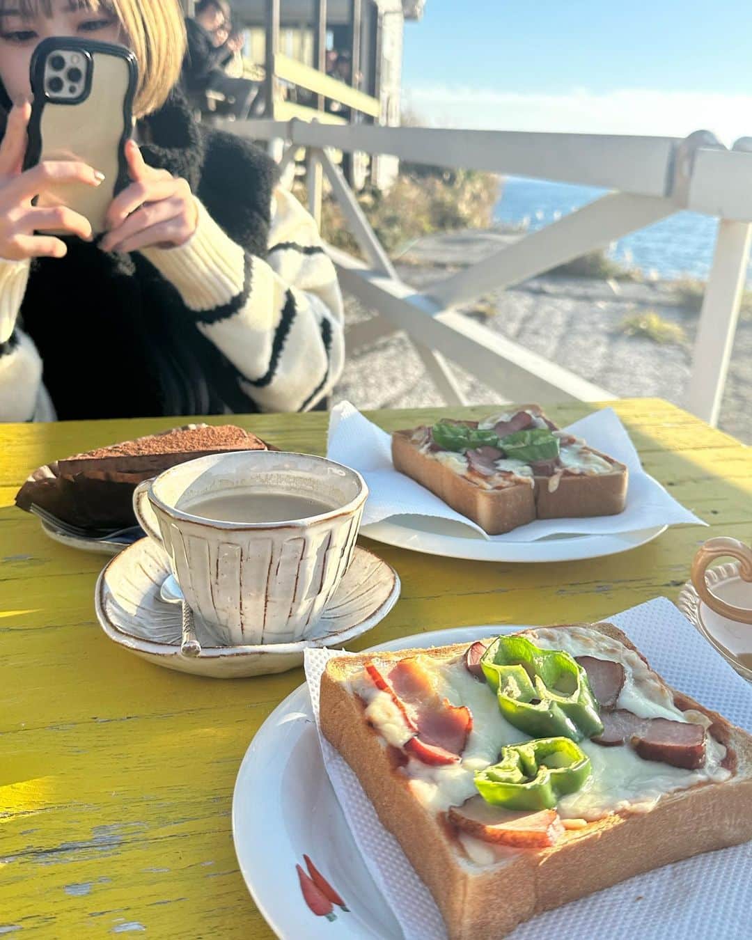吉崎綾さんのインスタグラム写真 - (吉崎綾Instagram)「冬の暖かい日の海で🏖️🍂」12月1日 18時18分 - yoshizaki_aya