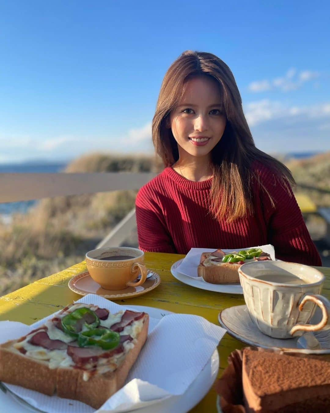 吉崎綾のインスタグラム：「冬の暖かい日の海で🏖️🍂」