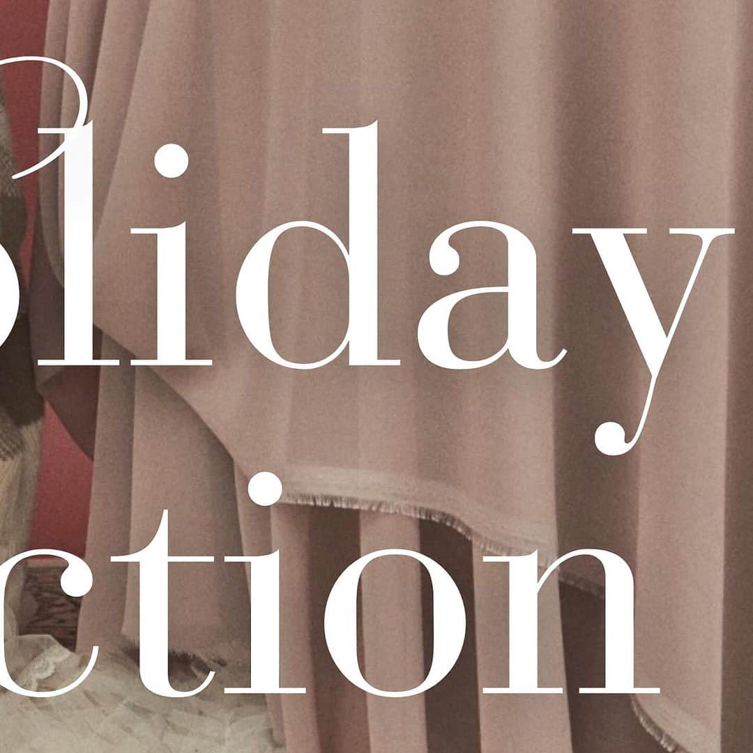 パラビオン オフィシャルのインスタグラム：「. 温かみと華やかさを融合させた 2023 ParAvion Holidaycollection 暖色系の柔らかなニットやリッチなベロア素材を使用したアイテムもawに登場します。シンプルながらもエレガントで心地よい雰囲気を演出。赤やトレンドのチェックなどクリスマスカラーを取りれたアイテムも続々と登場します。 今後の新作をお楽しみに！✨️ きらめくアクセサリーやお洋服で着飾って 特別な日に相応しい洗練されたスタイルをお楽しみください。  ———————————————   プロフィールのリンクから ZOZOTOWN にて  お買い物をお楽しみください。   ▶︎ @paravion_official   ———————————————    #paravion #ParAvion_official #パラビオン」