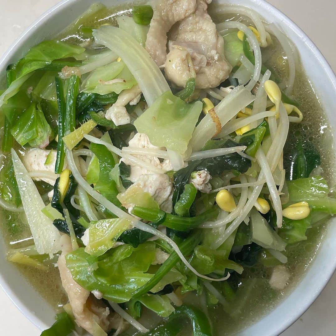 北原徹さんのインスタグラム写真 - (北原徹Instagram)「#今日のラーメン 油に生姜を入れて香り付けしたら鶏肉と鶏皮を炒めて、火が通ったら、キャベツ、ピーマン、もやしを入れてさらに炒める。そこに和風出汁を入れた水を丼の水量入れて、塩（#佐藤柏 さんの　#塩のほほえみ を使いました）を適量入れてできあがり。どこかの町中華で見たタンメンのやり方を参考にしたオリジナルです♪とても美味しかったので週末のランチにぜひ。」12月1日 18時18分 - torukitahara