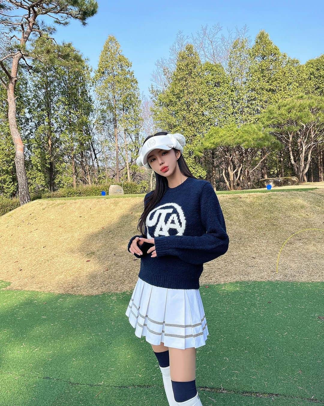 Son Ju Heeのインスタグラム：「- 올 한해 함께해준 유타💙  유타는 유타만의 확고한 스타일이 있고 모자나 신발, 악세서리 종류도 많은데  아이디어도 기발하고 실용성까지 좋아서  너무 잘 사용하게되는 아이템들이 많아요!!  특히 유타골프화는 처음 신어봤는데 편하고 가볍운데 키높이까지 되서  다리가 길어보이는 효과👍🏻 화이트는 이거만 신고 다녀용🤭  발이 편해서 라운딩 내내 뛰어댕겼는데 그걸 또 찍어준 하은언닝🫶🏻  난 저런 자연스러운 영상이 좋더라😄  #신라cc #utaa  #utaagolf  #유타골프웨어」