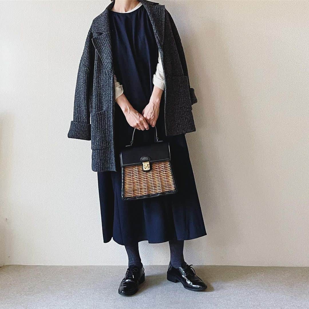 canariaのインスタグラム：「_  ゆるっとワンピースと ニットジャケット  tops #zara dress #無印良品 outer #spickandspan  shoes #zara bag #ebagos tights #無印良品   #50代ファッション #アラフィフファッション #大人カジュアル #canariacoordinates」