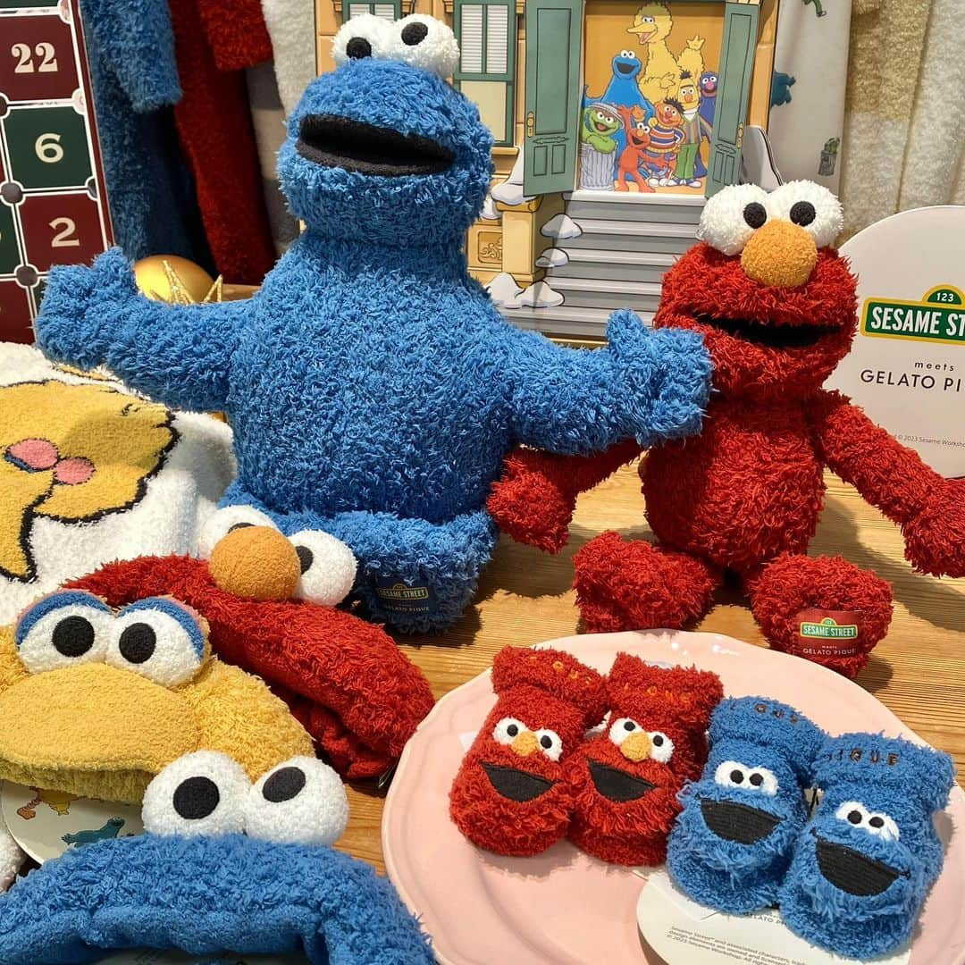 daimarusapporoのインスタグラム：「3階〈ジェラートピケ〉では、セサミストリートとのコラボレーション「SESAME STREET meets GELATO PIQUE」シリーズを販売中！  エルモやクッキーモンスターになりきれるフード付きのルームウェアやヘアバンド、キャラクターがプリントされたセットアップやふわふわのソックスなどが登場しました🍪  ルームウェアは、さらさら／ふわふわの着心地なので冬のおうち時間をさらに心地よくしてくれそう。  レディス・メンズ・キッズのサイズ展開があるアイテムはリンクコーデもおすすめです☺️  ぜひ店頭でご覧ください！  ※数量限定のため、売り切れの場合がございます。  #大丸札幌 #ジェラートピケ #gelatopique #セサミストリート #ルームウェア」