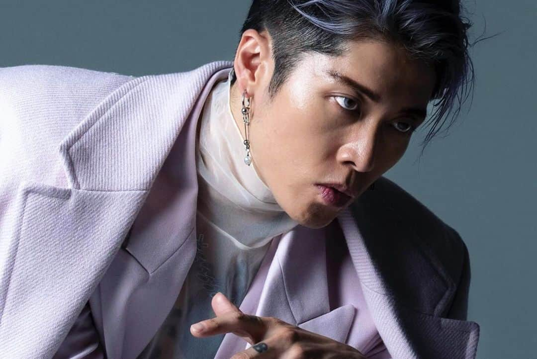 雅-MIYAVI-のインスタグラム：「https://iolite.net/web3/interview-artist-miyavi/  It’s all for the future.   No matter how many years pass, I wanna keep playing the guitar and rocking out with you.  俺も歳とったなあ 死ぬまでギター弾き続けてたいな  📸 @suzu____」