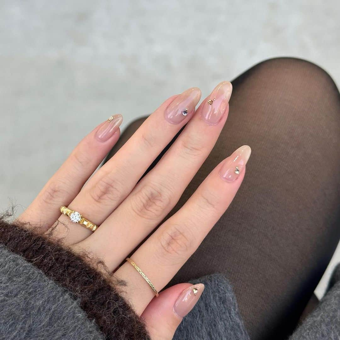 MIORIのインスタグラム：「#newnails 💅  イエロー系のベージュを1回塗り＋カラーストーンを🥂 ２年ぶりくらいに丸い形にした気がするなぁ笑  清楚系ネイル💅☺️🤍🫶」