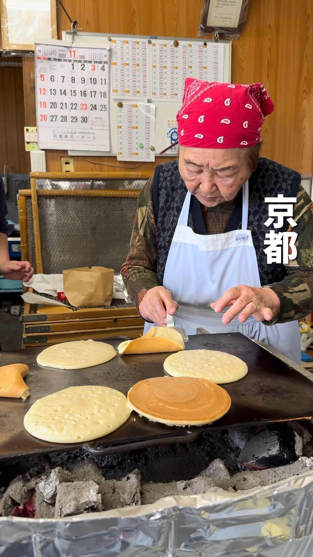 ウルフのインスタグラム：「気になる味やコスパなどお店詳細はコチラ👇 自ら食べ歩いて正直食レポしてます！ @wolf.0313 で行きたいお店を参考にしてね！ ⁡ 【京都　かたぱん屋】 ⁡ 江戸時代から続く老舗京菓子かたぱん！🐺 ⁡ 京都の中でもかなりの老舗のお菓子 まる、さんかく、かたぱんというのがあり ⁡ まるぱんはホットケーキのように丸い生地 しっかりとした食感で食べ応えある ⁡ さんかくは半生で焼き上げたもの 最初カスタードやチーズ入れてるのかと思うくらいとろけ具合がやばい！ 昔の人にはめちゃくちゃ斬新できっと人気あったんだろうなーと感じる ⁡ かたぱんはその名の通りめちゃくちゃ硬くて、どれくらいかというと歯でいきなり噛むのも厳しいくらい 口の中でふやかして食べるのがおすすめ ⁡ それにしても炭を入れ替えて丁寧に一枚一枚焼くところが目の前で見れるのはいい 歴史を感じる！ ⁡ 目の前で焼くところを撮影する時は他のお客さんの迷惑にならないようにね！ ⁡ 今回は取材のため評価なし！ ⁡ ごちそうさまでした🐺 ⁡ 何か質問や感想あればコメント、DMお待ちしてます😚 ⁡ また、ウルフを見て食べたら投稿やストーリーでタグ付けで知らせてくれると喜びます😚 いいねやコメントしにいくのでぜひ通知してね🥺 ⁡ 🚃京都駅から徒歩で10分 💺テイクアウト 📍 京都府京都市南区東九条東岩本町12-2  ⏰ 10：00～16：00 ⁡ #京都カフェ #京都グルメ #京都ランチ #京都ディナー #二条グルメ #二条カフェ #二条ランチ #二条ディナー #japanesefood #japanfood #japantrip」