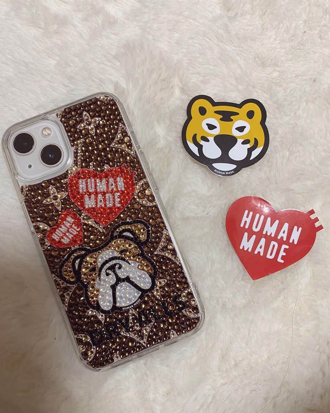 あいりさんのインスタグラム写真 - (あいりInstagram)「humanmadeが好きなので オリジナルのiPhoneケースを @decoshop_decopatch に 作ってもらいました🐶❤️❤️ . きらきらしてめっちゃかわいいー！🥹✨ iPhoneがグレードアップした💕 . . #pr #iphoneケース #iPhone #ケース #アイフォンケース #humanmade #ヒューマンメイド #ルイヴィトン  #オリジナル #キラキラ #かわいい  #セルフィー #selfie #スマホケース  #東京 #京都 #大阪 #インフルエンサー  #instalike #instagood #followme」12月1日 18時31分 - gtamtgat