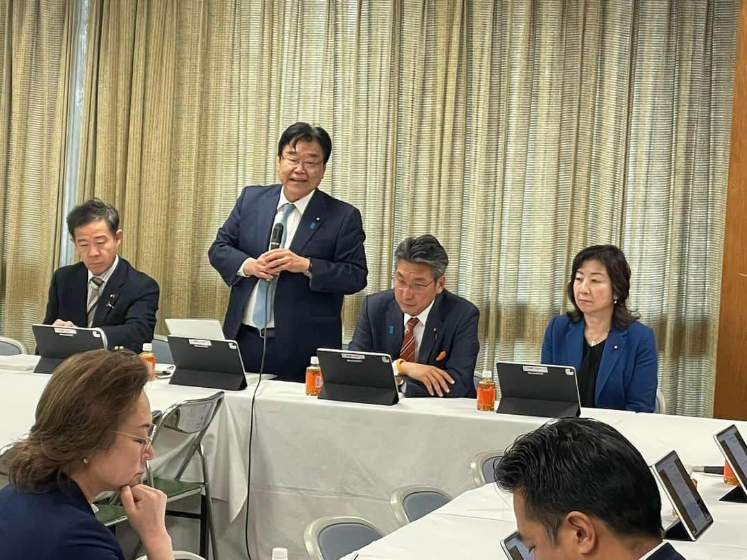 野田聖子さんのインスタグラム写真 - (野田聖子Instagram)「自民党本部で開催されました「こども・若者」輝く未来創造本部会議に出席し、こども大綱等の検討状況や、こども未来戦略及び全世代型社会保障改革の検討状況について報告を受けました。  #こども  #若者  #こども未来戦略  #全世代型社会保障改革  #野田聖子」12月1日 18時32分 - seiko.noda